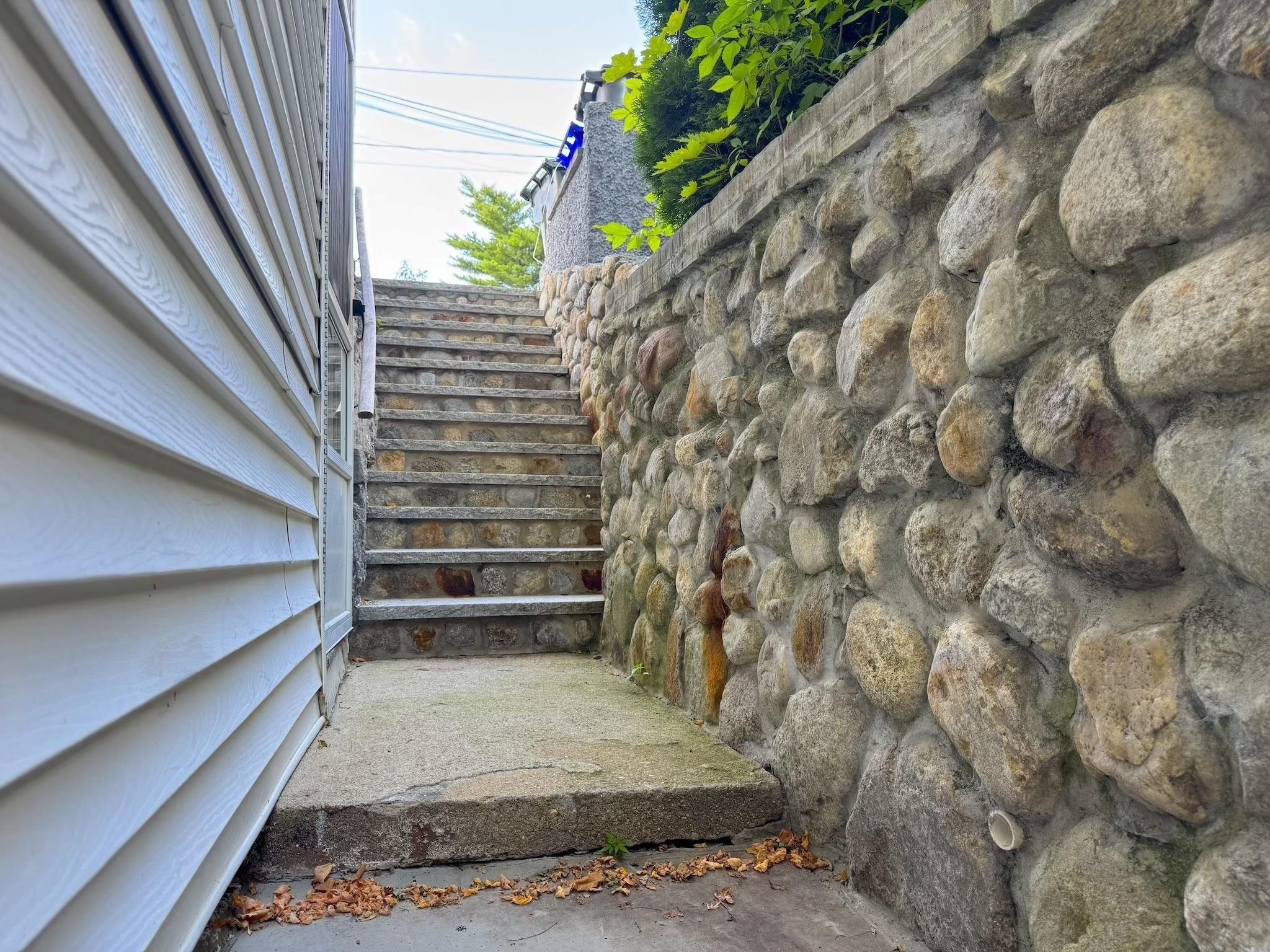 447 Hanover St, Manchester, NH 03104