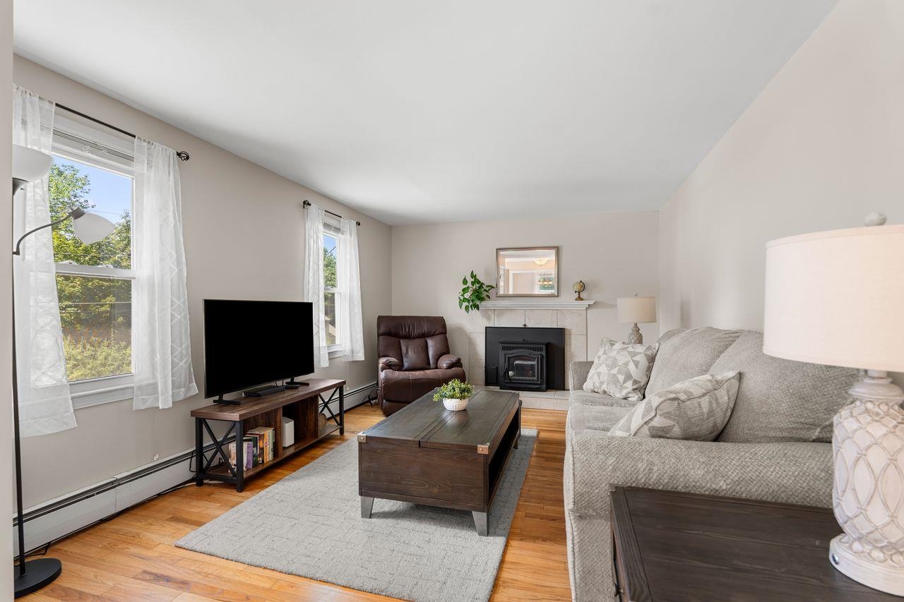 27 Boyd Rd, Londonderry, NH 03053