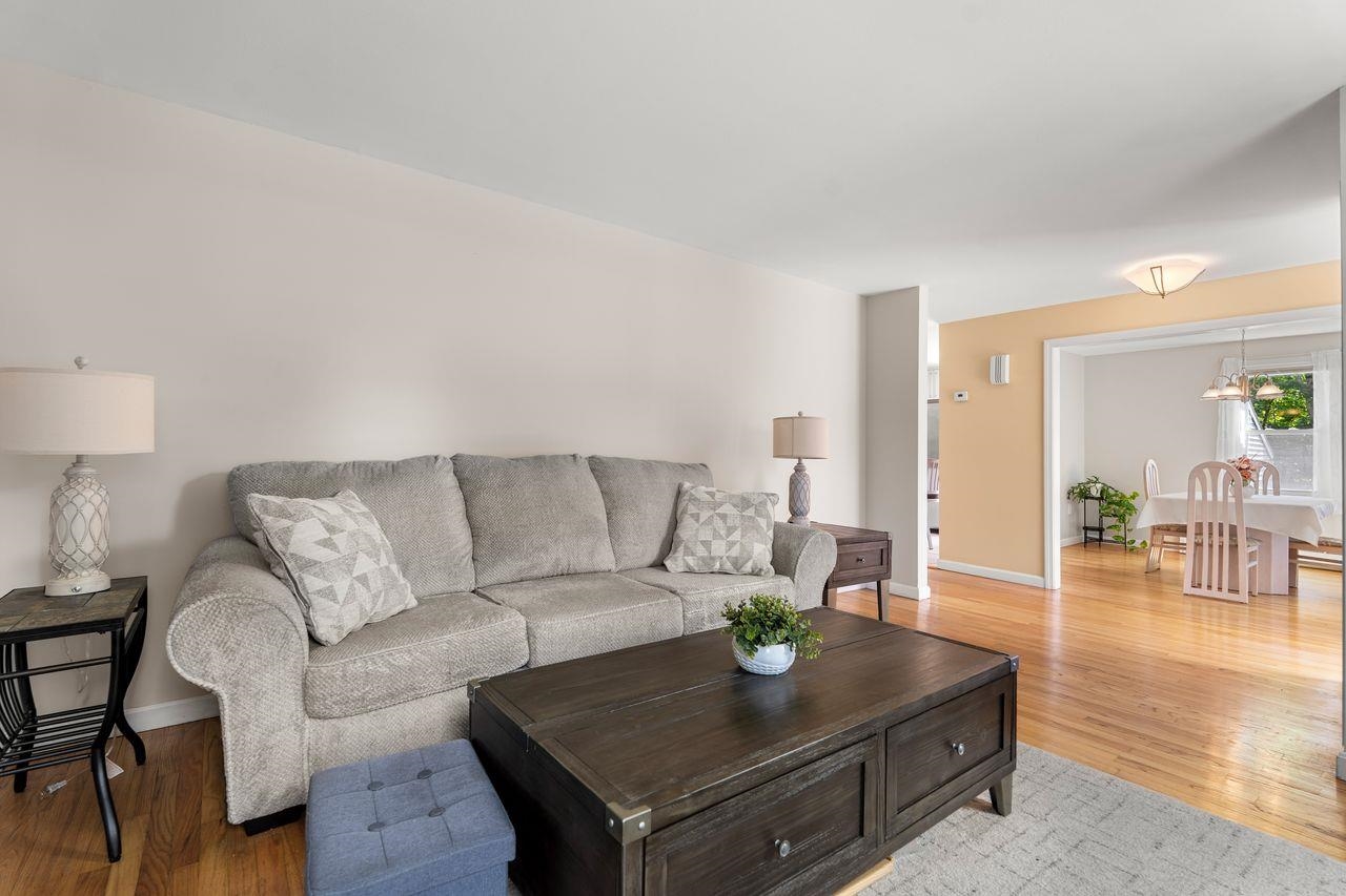 27 Boyd Rd, Londonderry, NH 03053