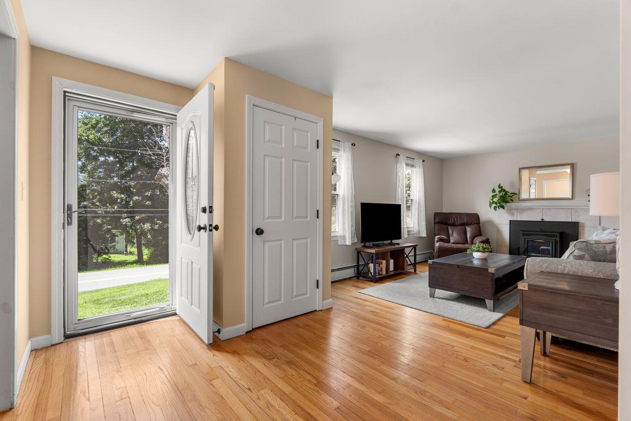 27 Boyd Rd, Londonderry, NH 03053