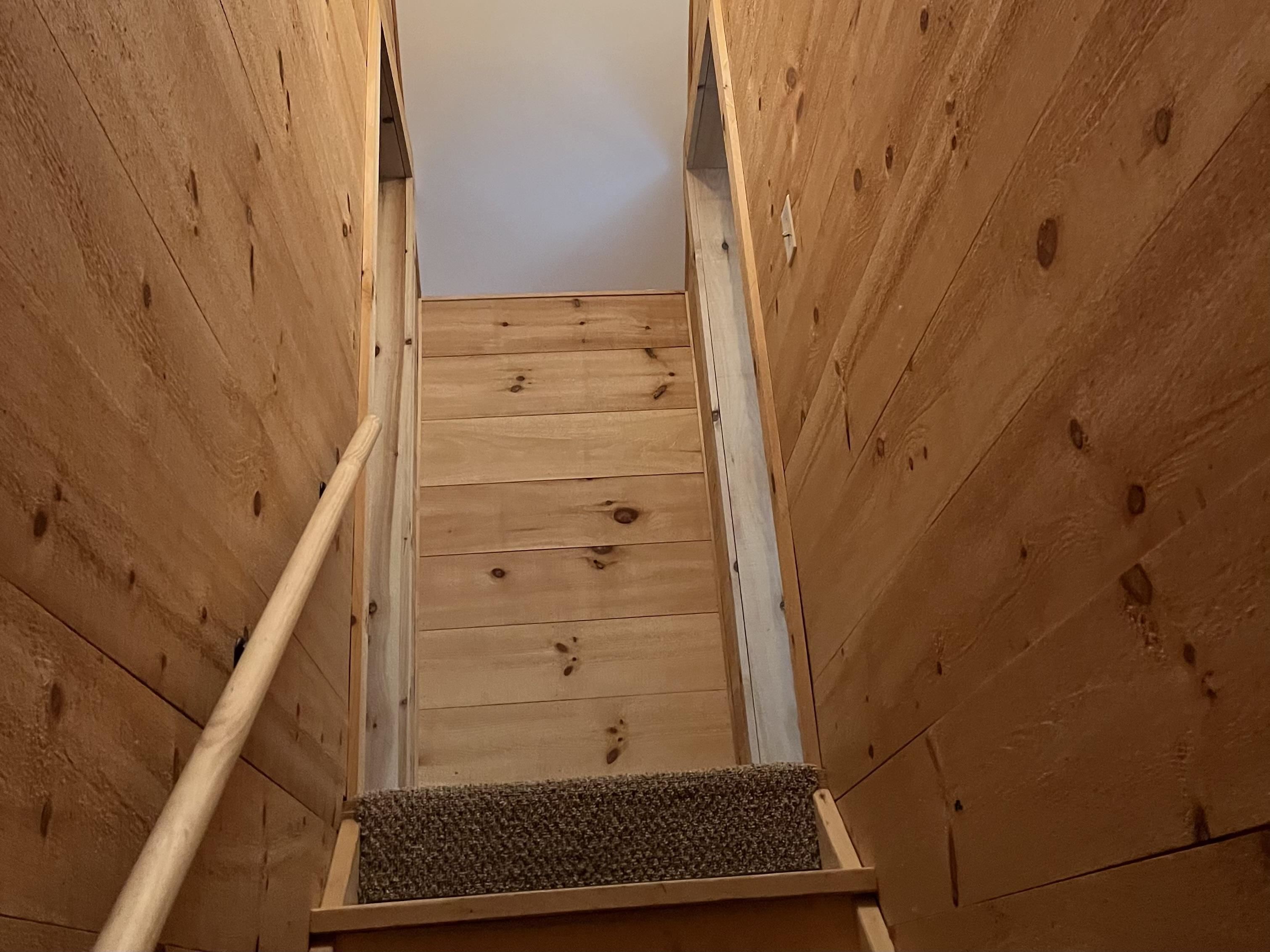 Stairs to 2nd floor 26031505