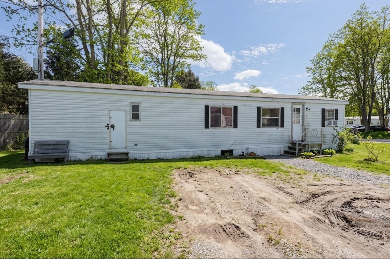 9 Starting Gate Ln, Hinsdale, NH 03451