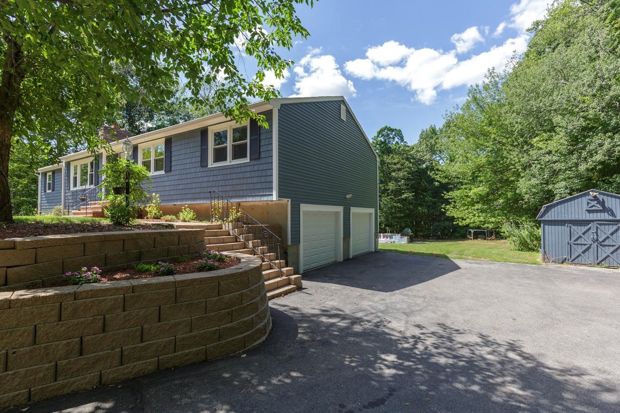 10 Mayflower Dr, Londonderry, NH 03053