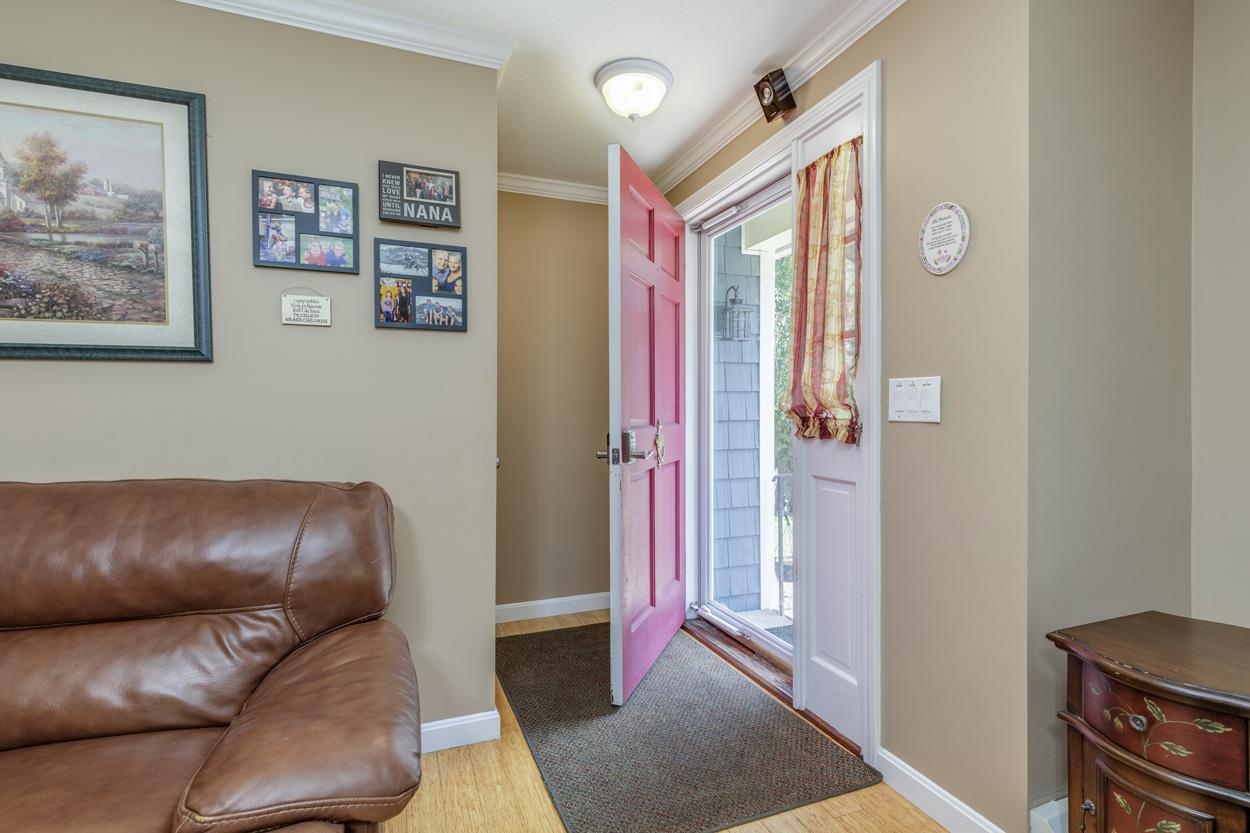 10 Mayflower Dr, Londonderry, NH 03053