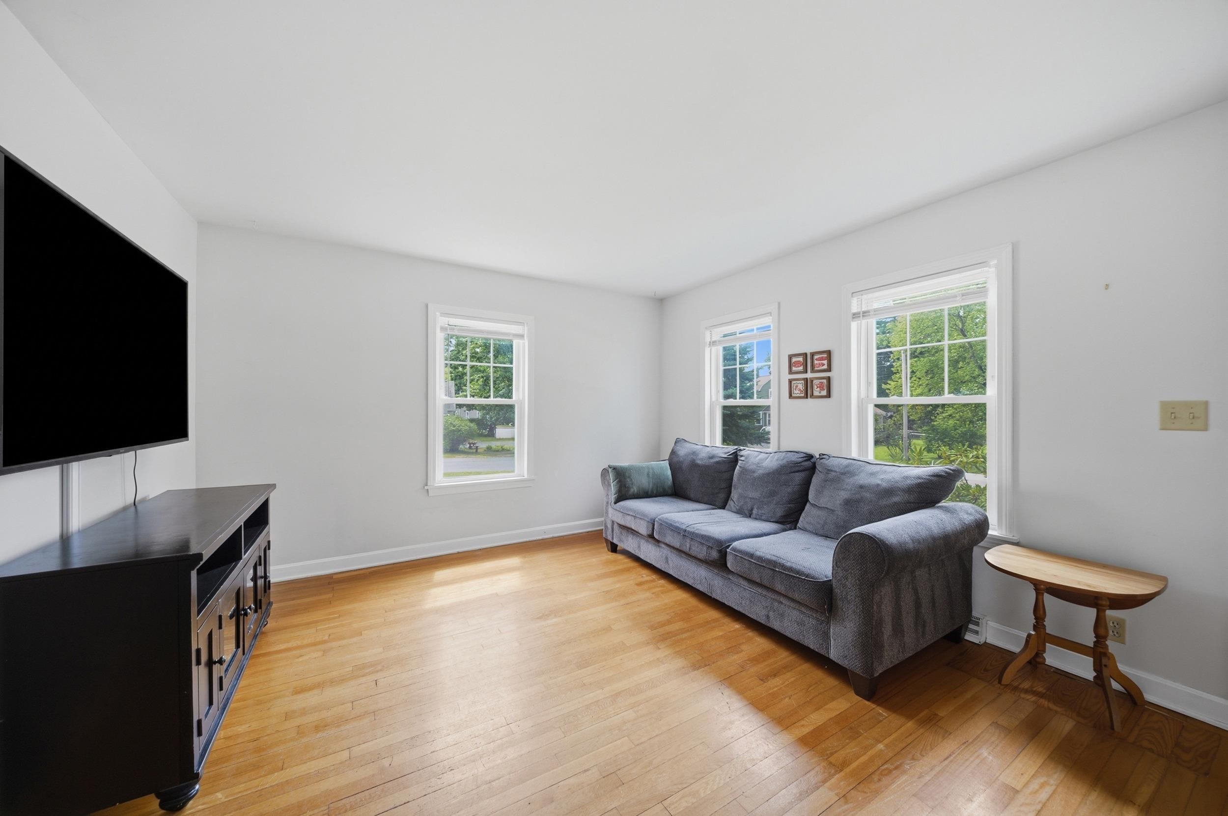 3 Buswell St, Hudson, NH 03051
