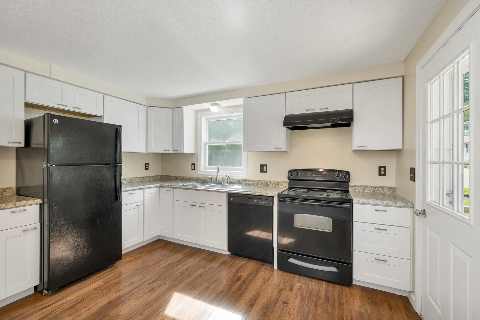 Eat-in kitchen
