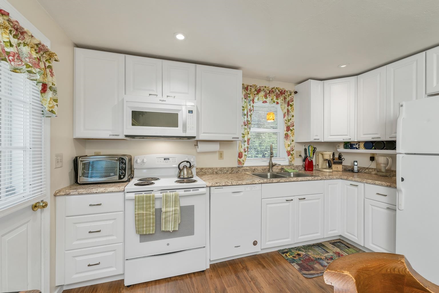 Fully applianced kitchen
