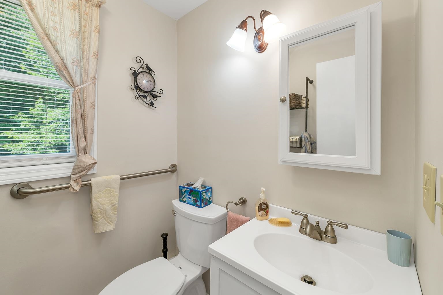 Guest bath on 1st floor