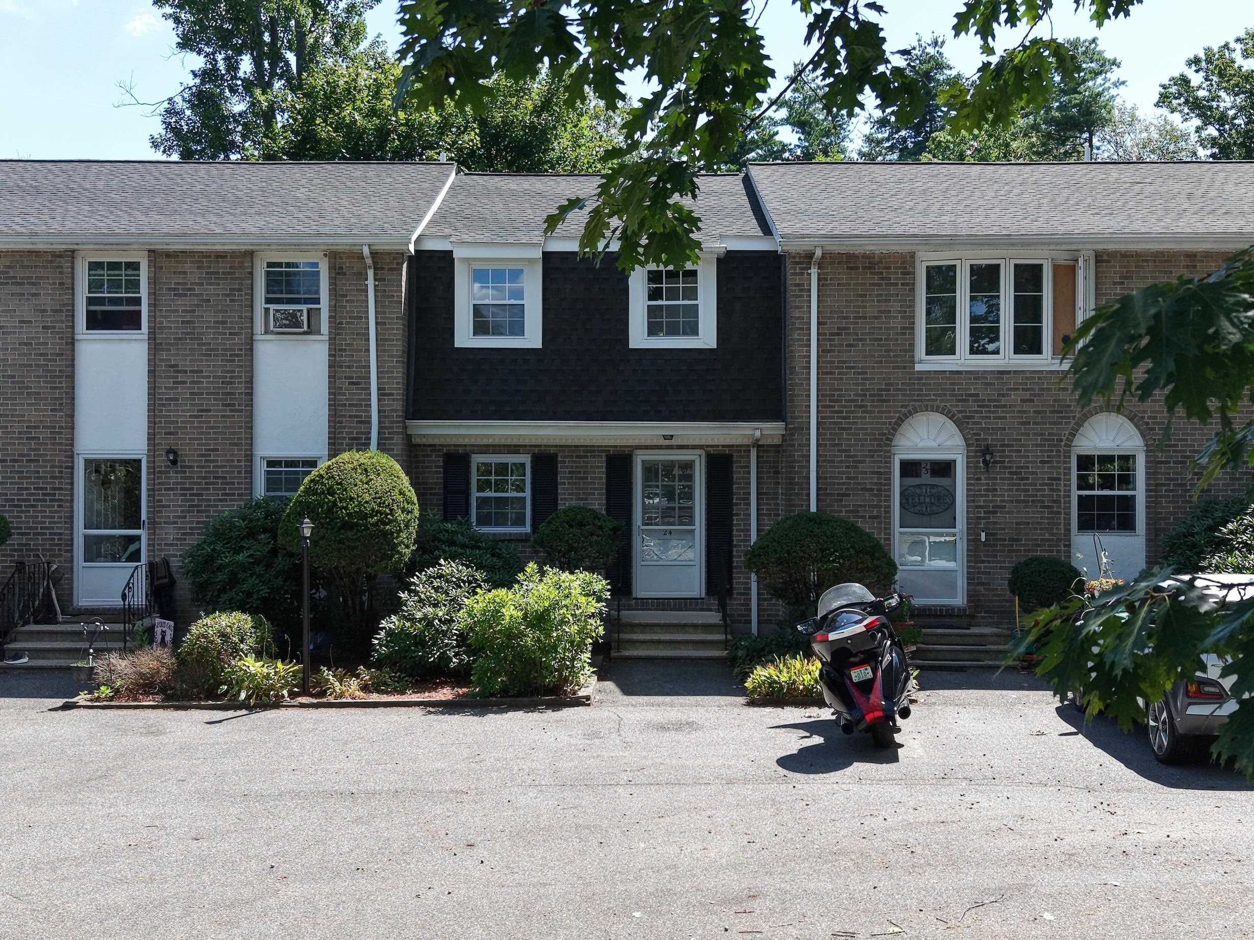 24 Fieldstone Dr, Londonderry, NH 03053