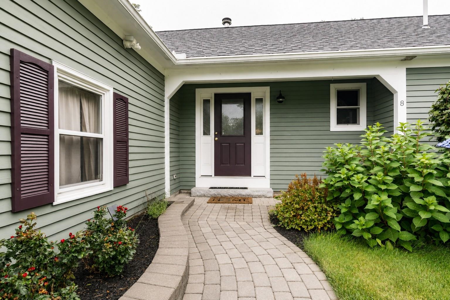 8 Mulligan Dr, Dover, NH 03820
