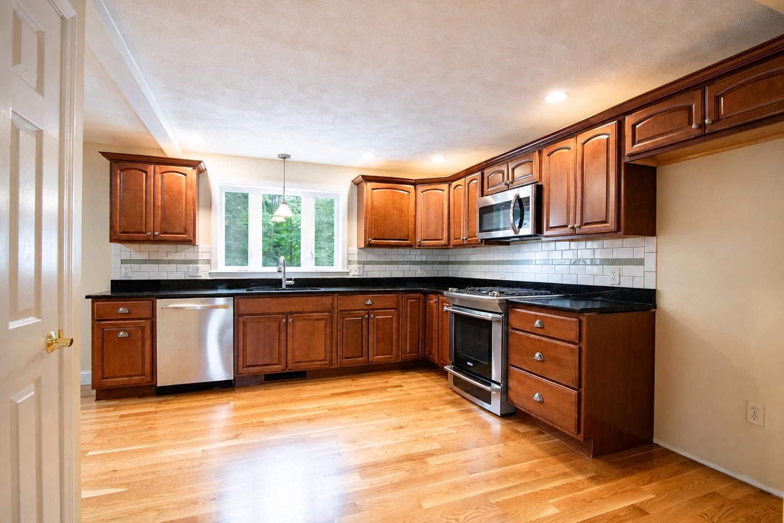 8 Mulligan Dr, Dover, NH 03820