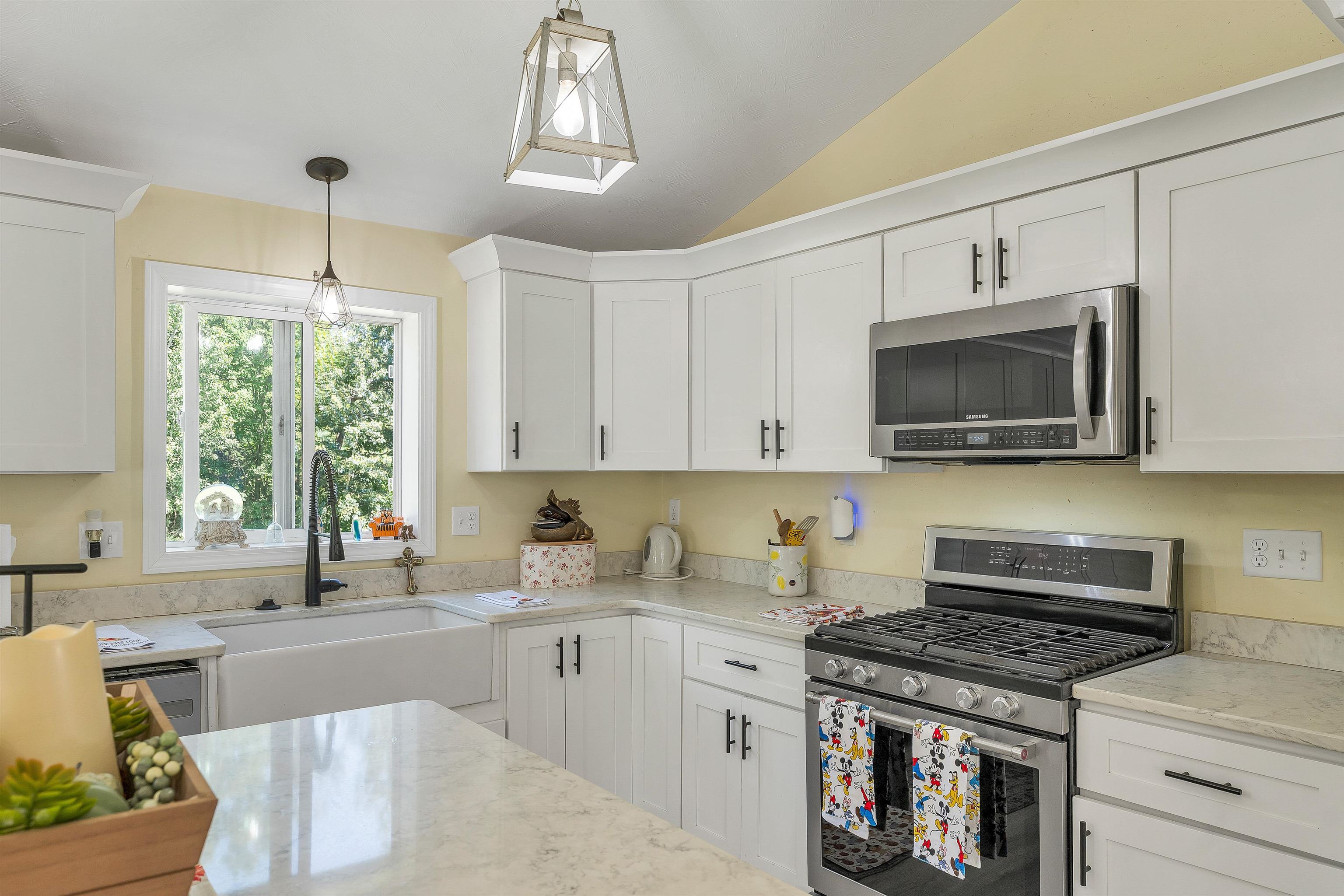 20 Adam Dr, Hudson, NH 03051
