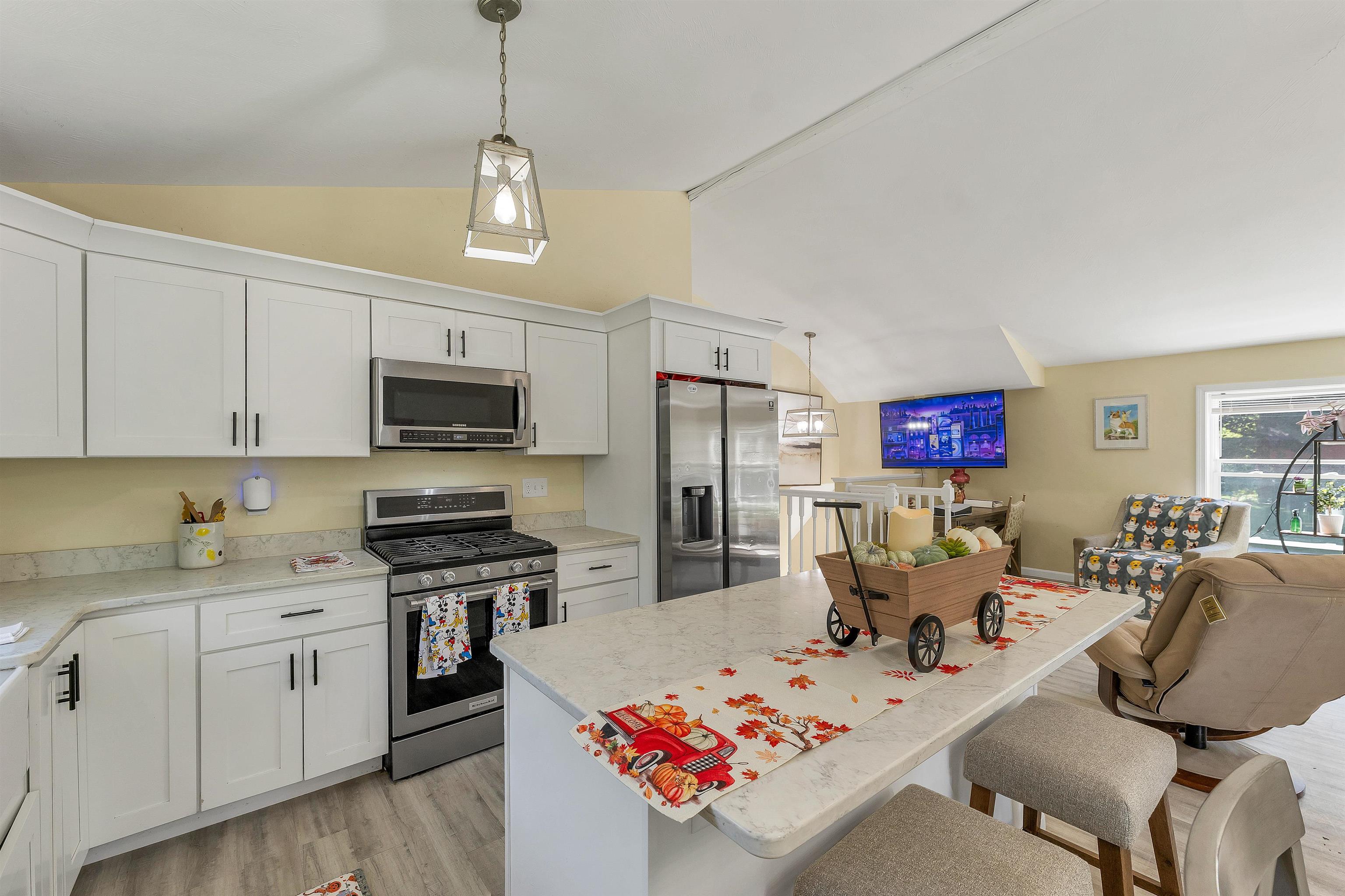 20 Adam Dr, Hudson, NH 03051