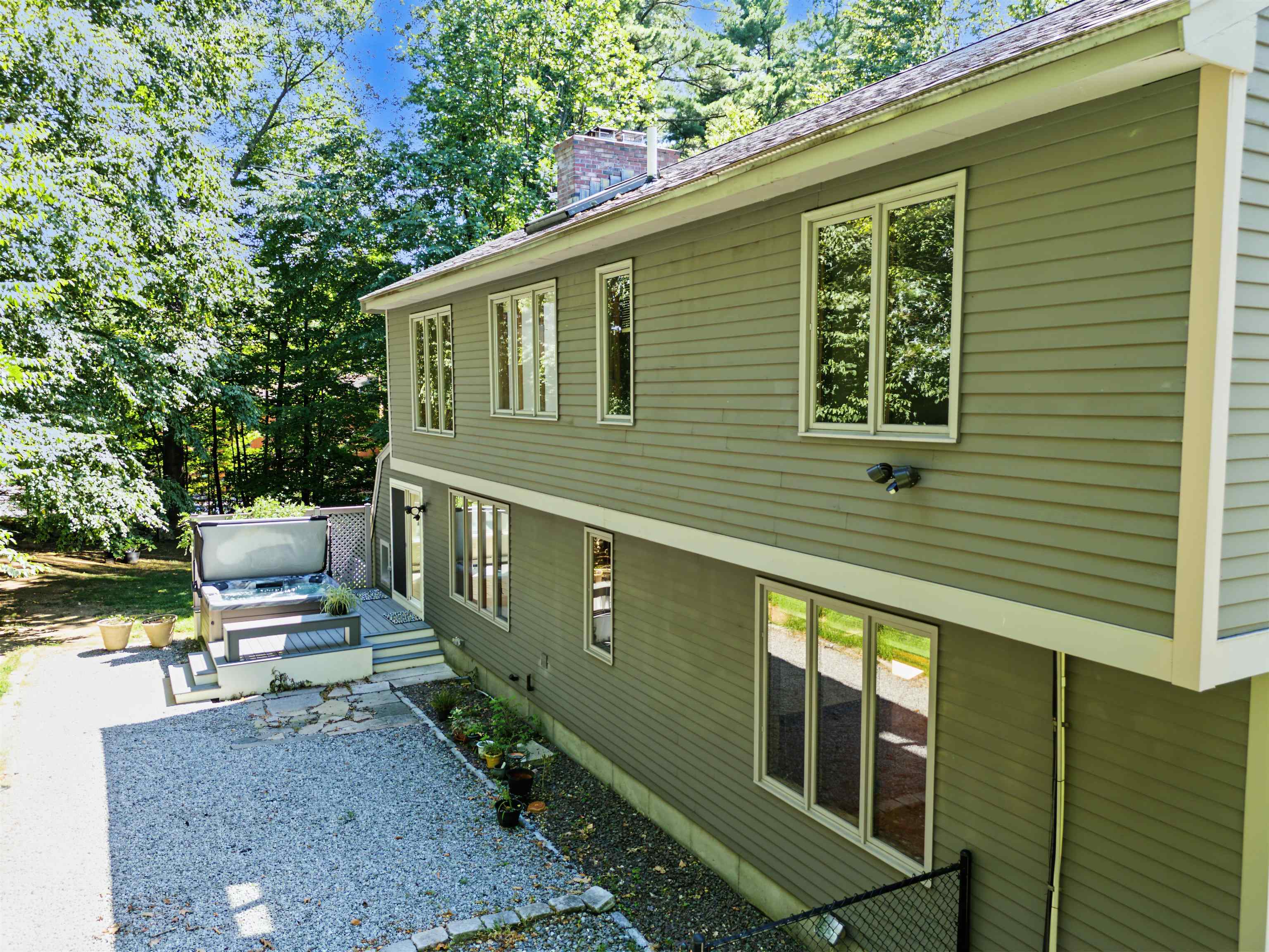 29 Bourbon St, Bedford, NH 03110