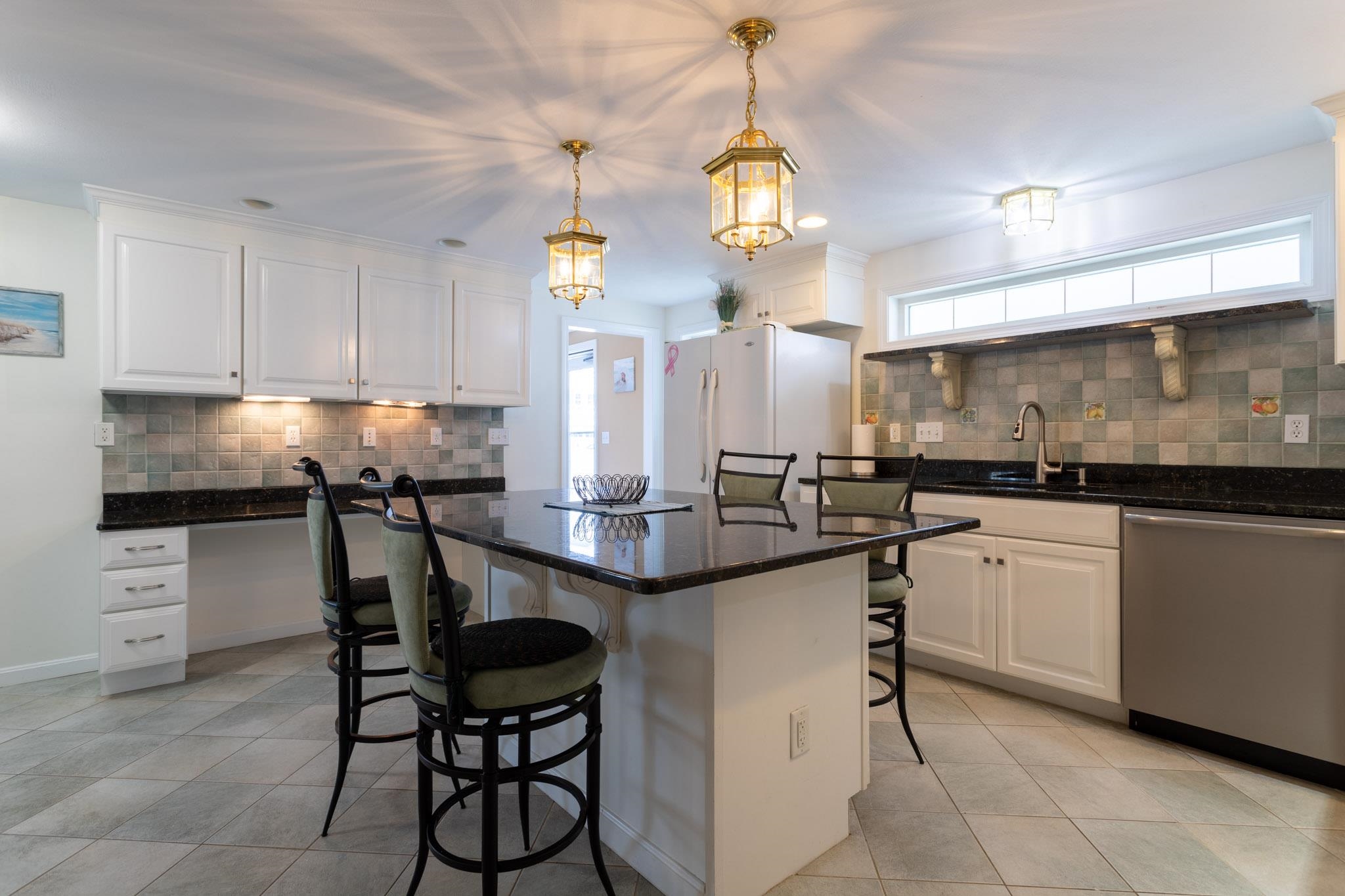 2 Groveland St, Seabrook, NH 03874