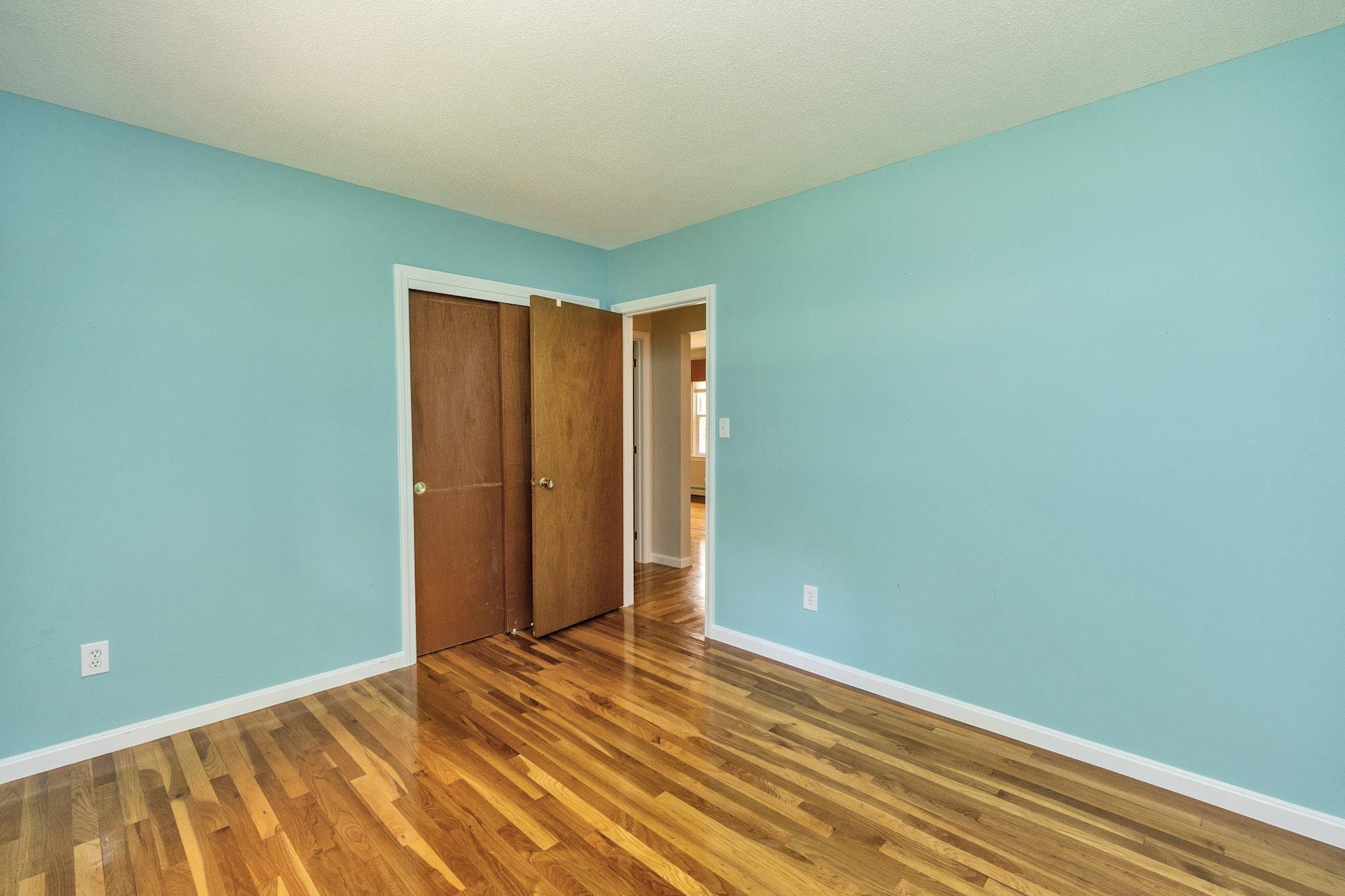20 Forest Dr, Bedford, NH 03110-6212