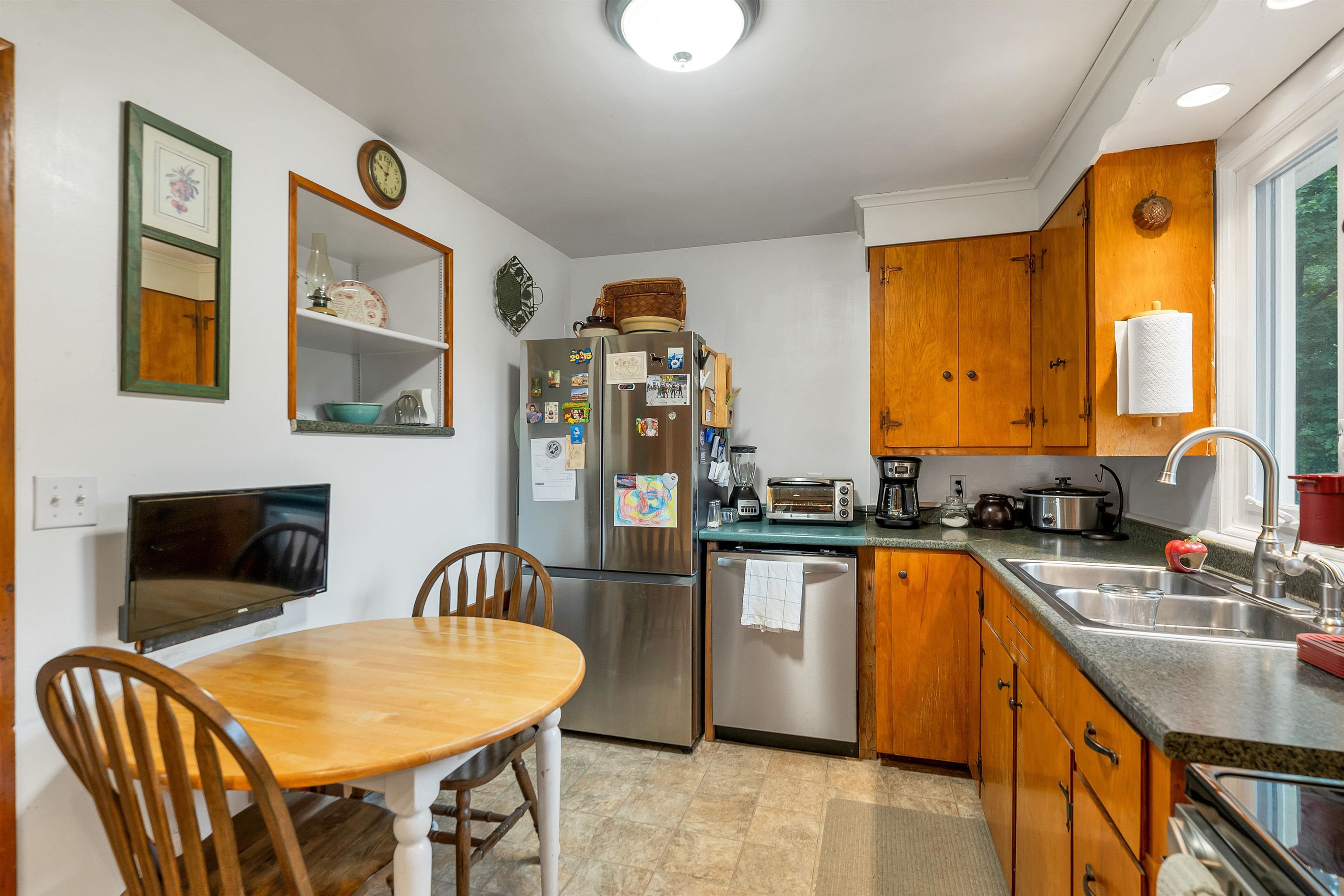 Very efficient kitchen and eat-in dining area
