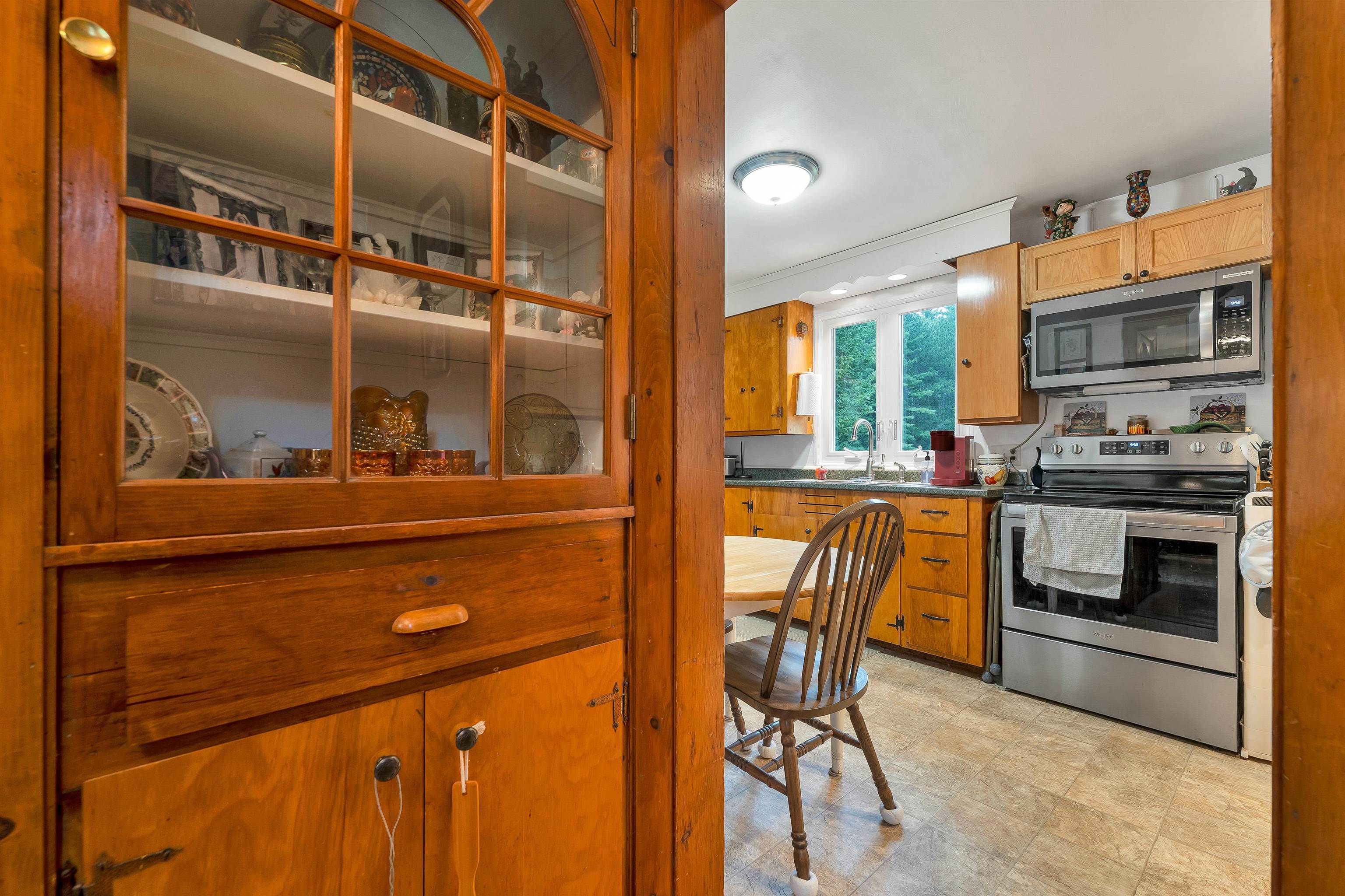 Nice built-in between the kitchen and living room