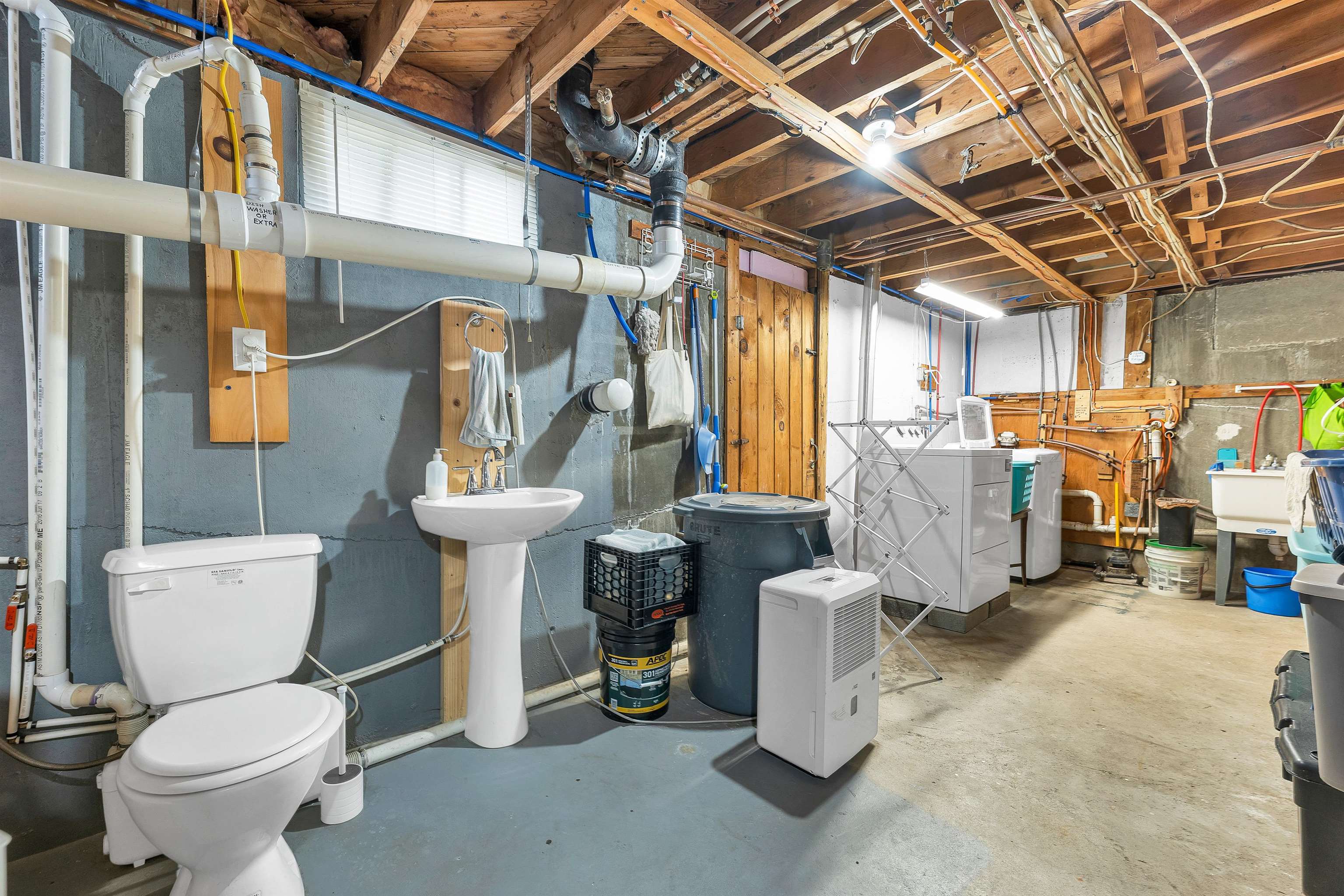 Utility room with washer/dryer and second 1/2 bathroom