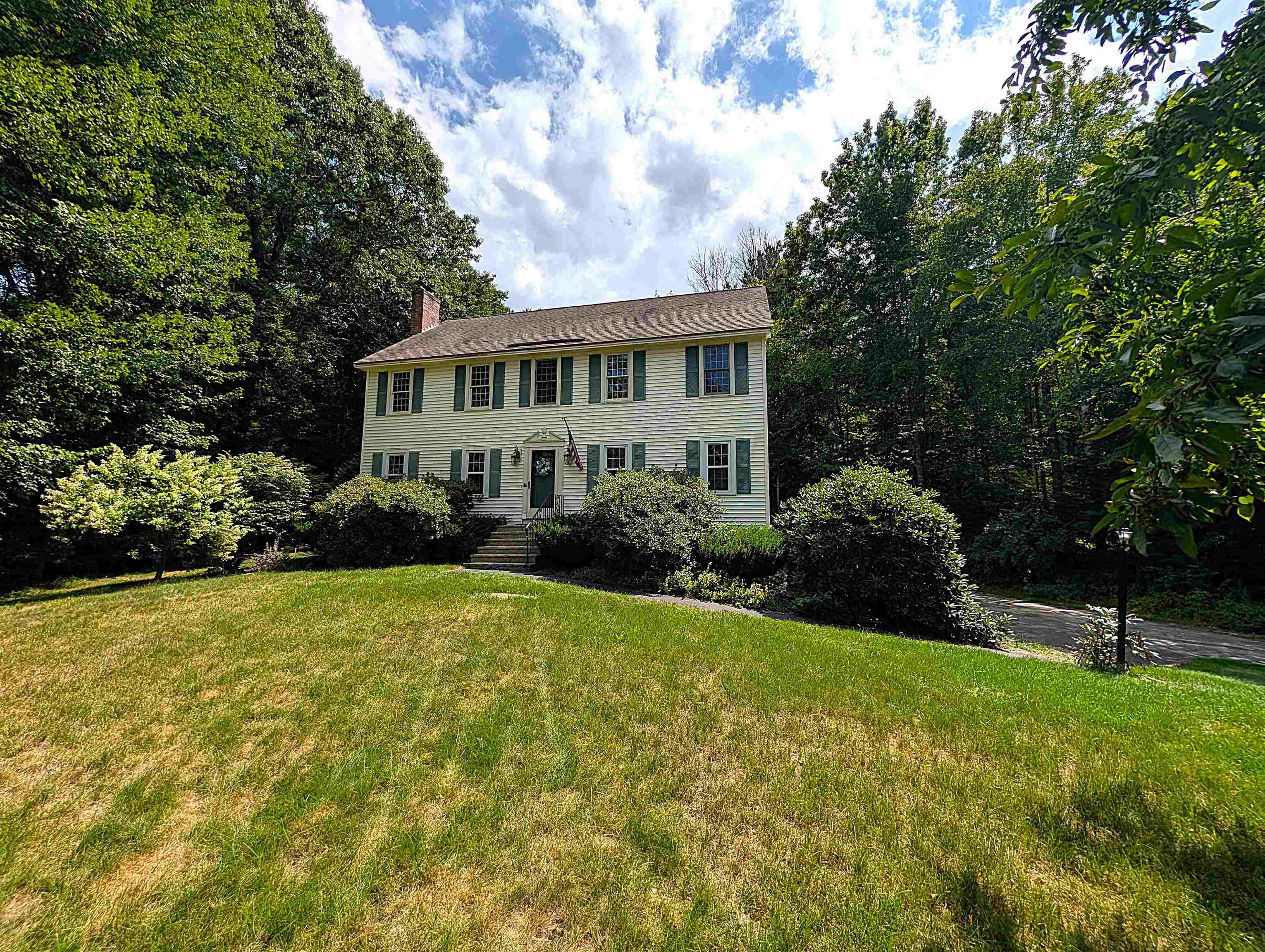 2 Nutfield Dr, Londonderry, NH 03053