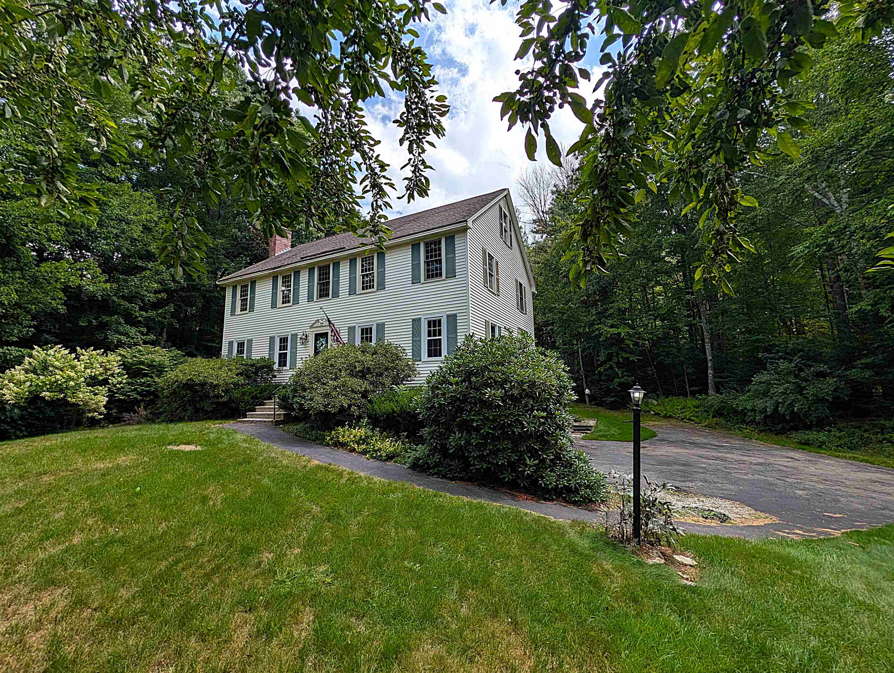 2 Nutfield Dr, Londonderry, NH 03053