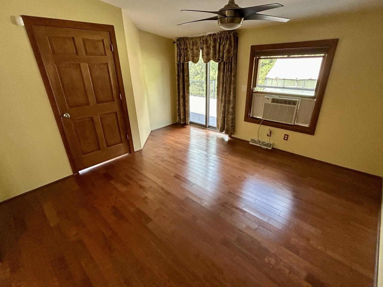 Sitting Area with Slider Deck