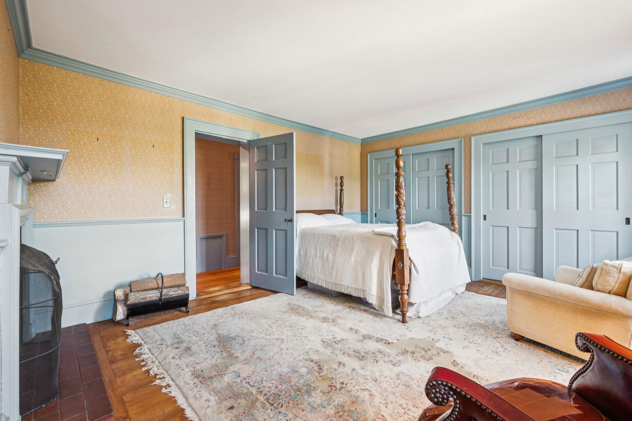 Guest room with fireplace