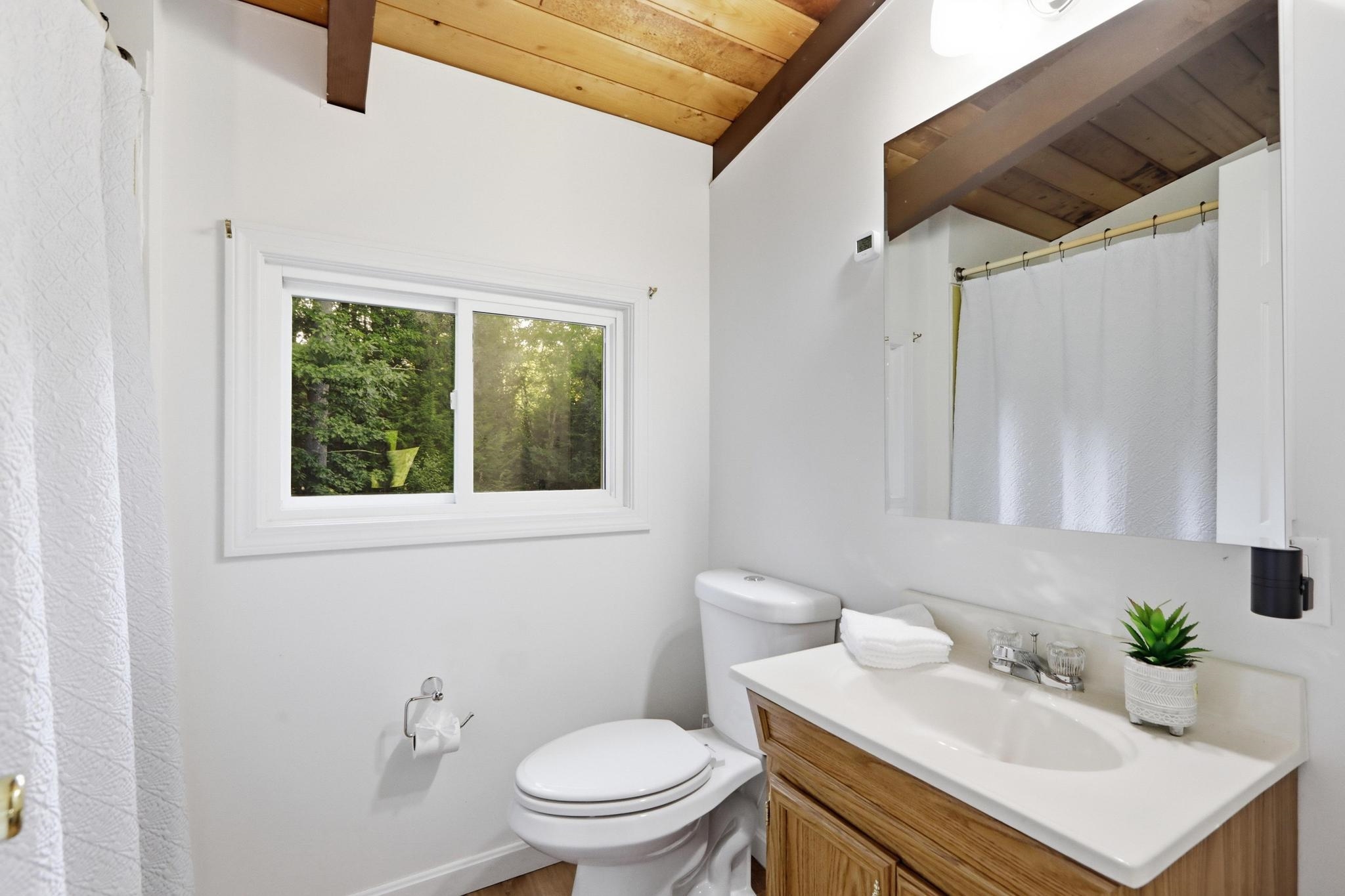 74 Smoke Rise Rd, New Hampton, NH 03256