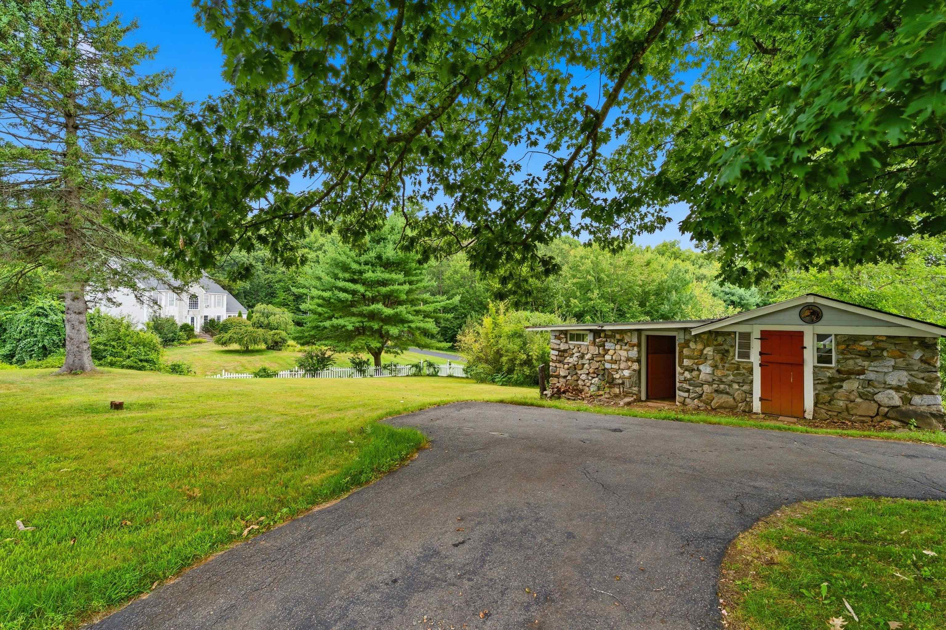 33 Beacon Hill Rd, Derry, NH 03038