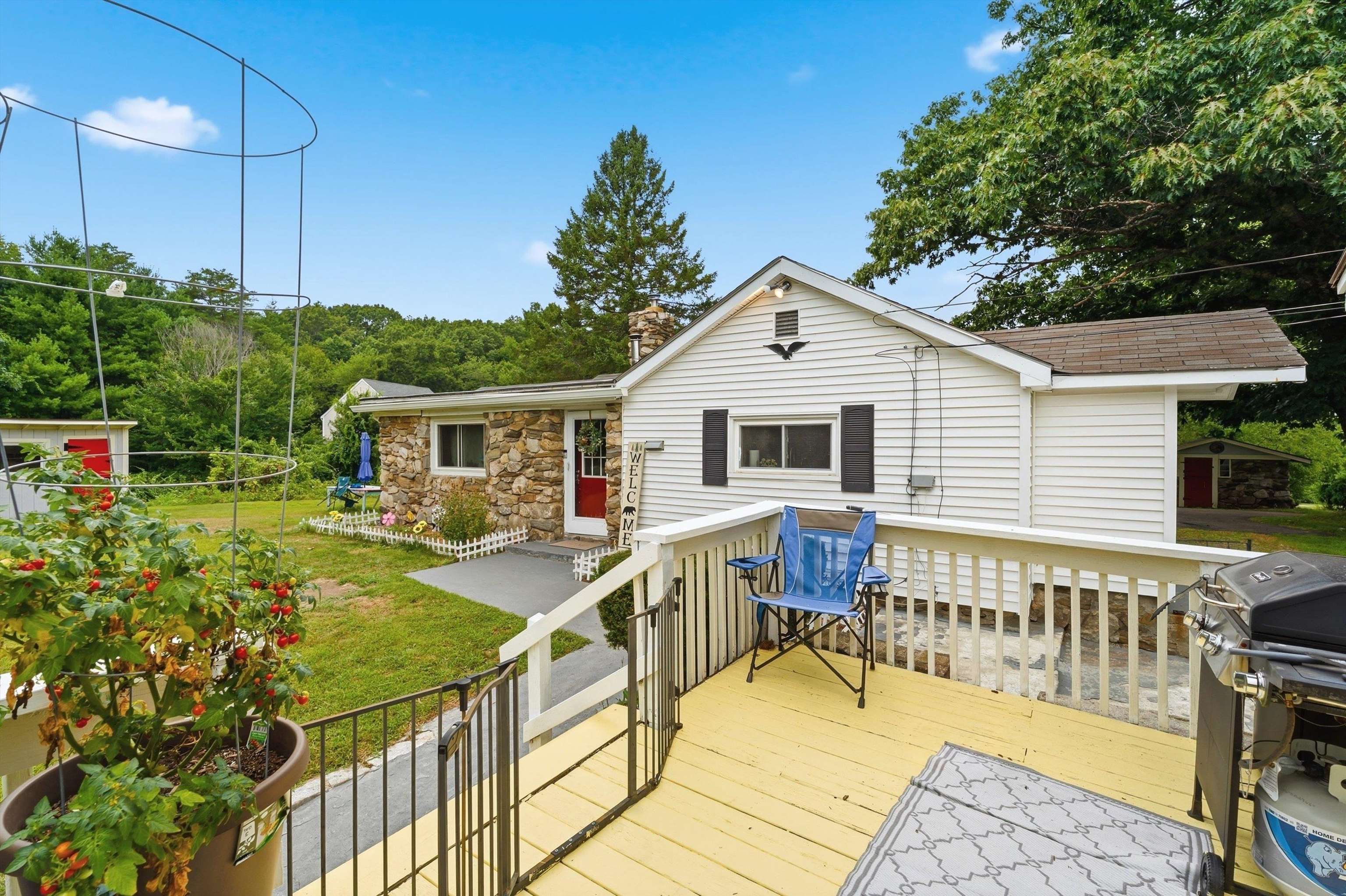 33 Beacon Hill Rd, Derry, NH 03038