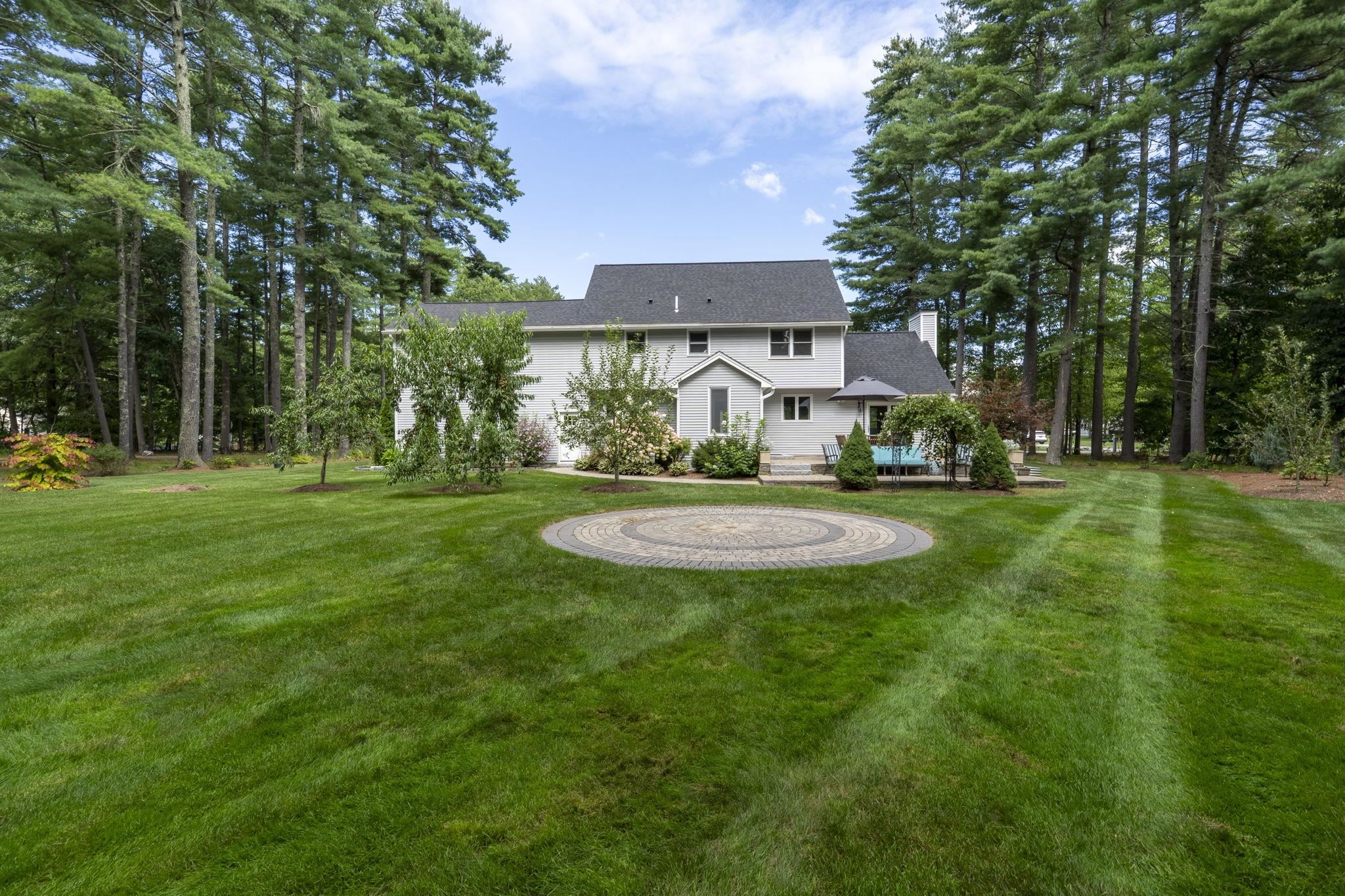 4 Taconic Dr, Merrimack, NH 03054