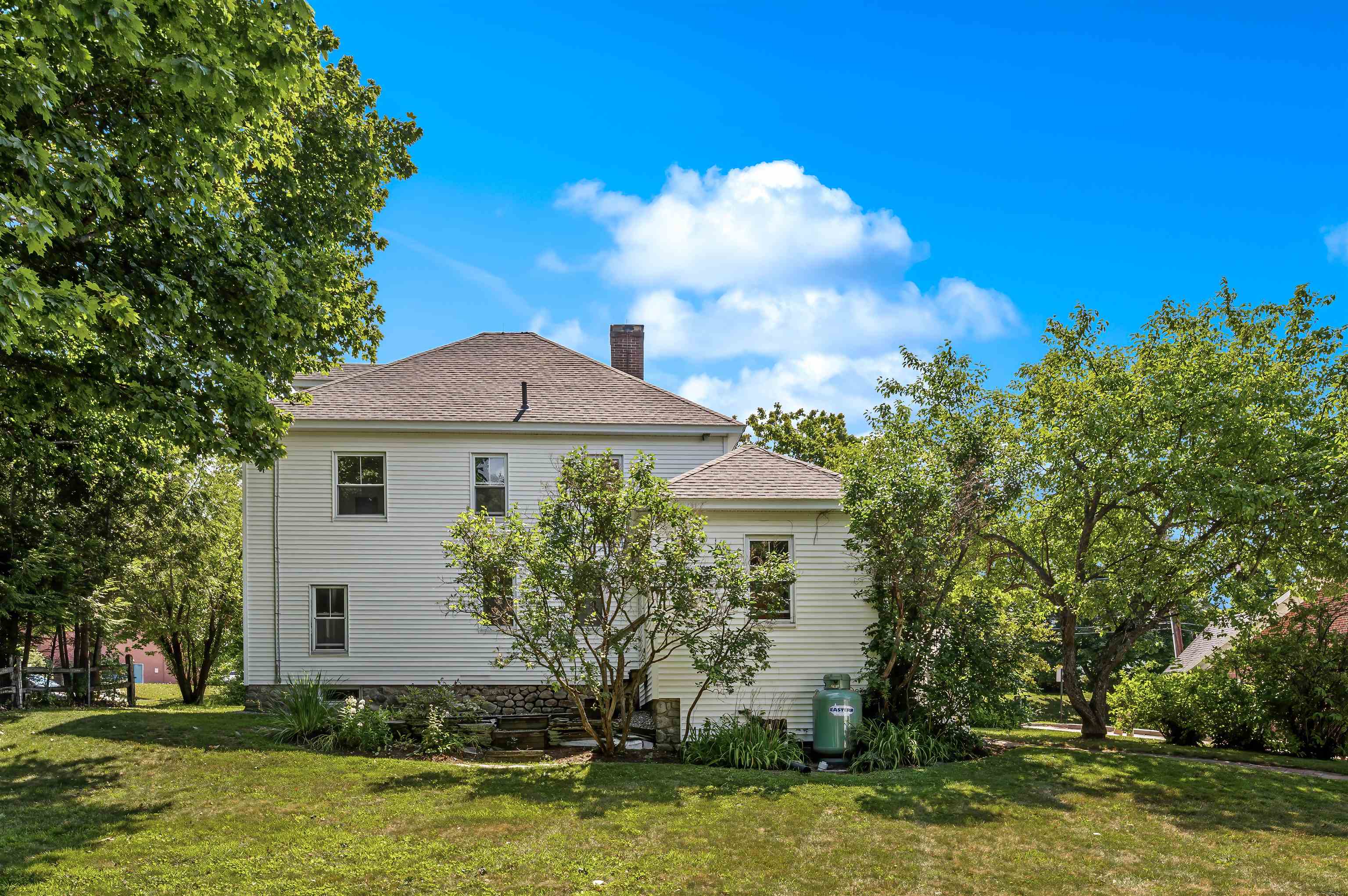 27 Seamans Rd, New London, NH 03257