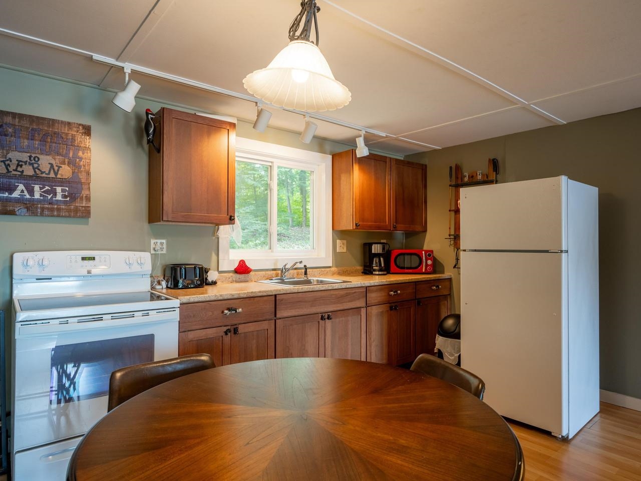 Eat-in Kitchen