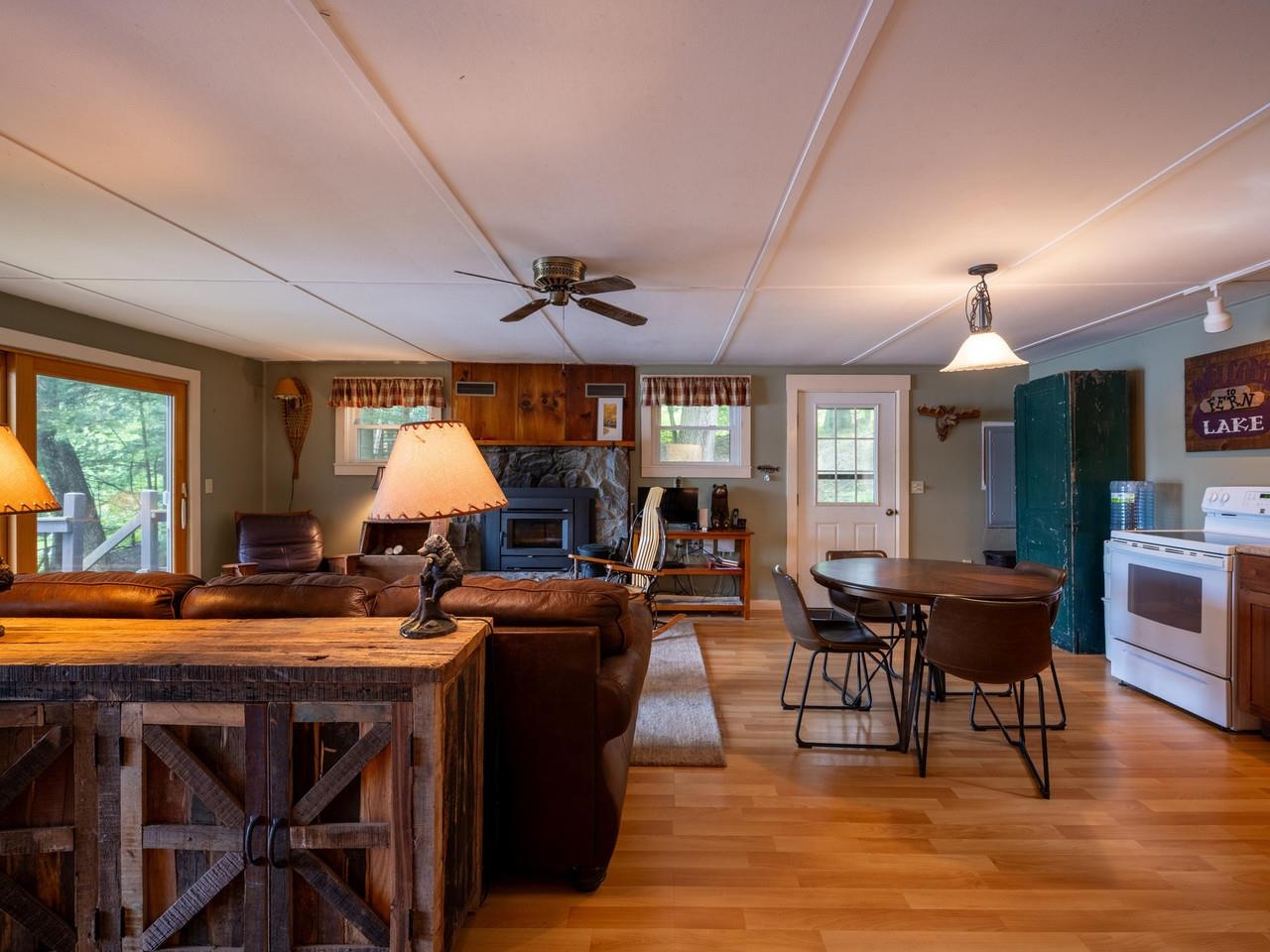 Living/Dining/Side Entrance