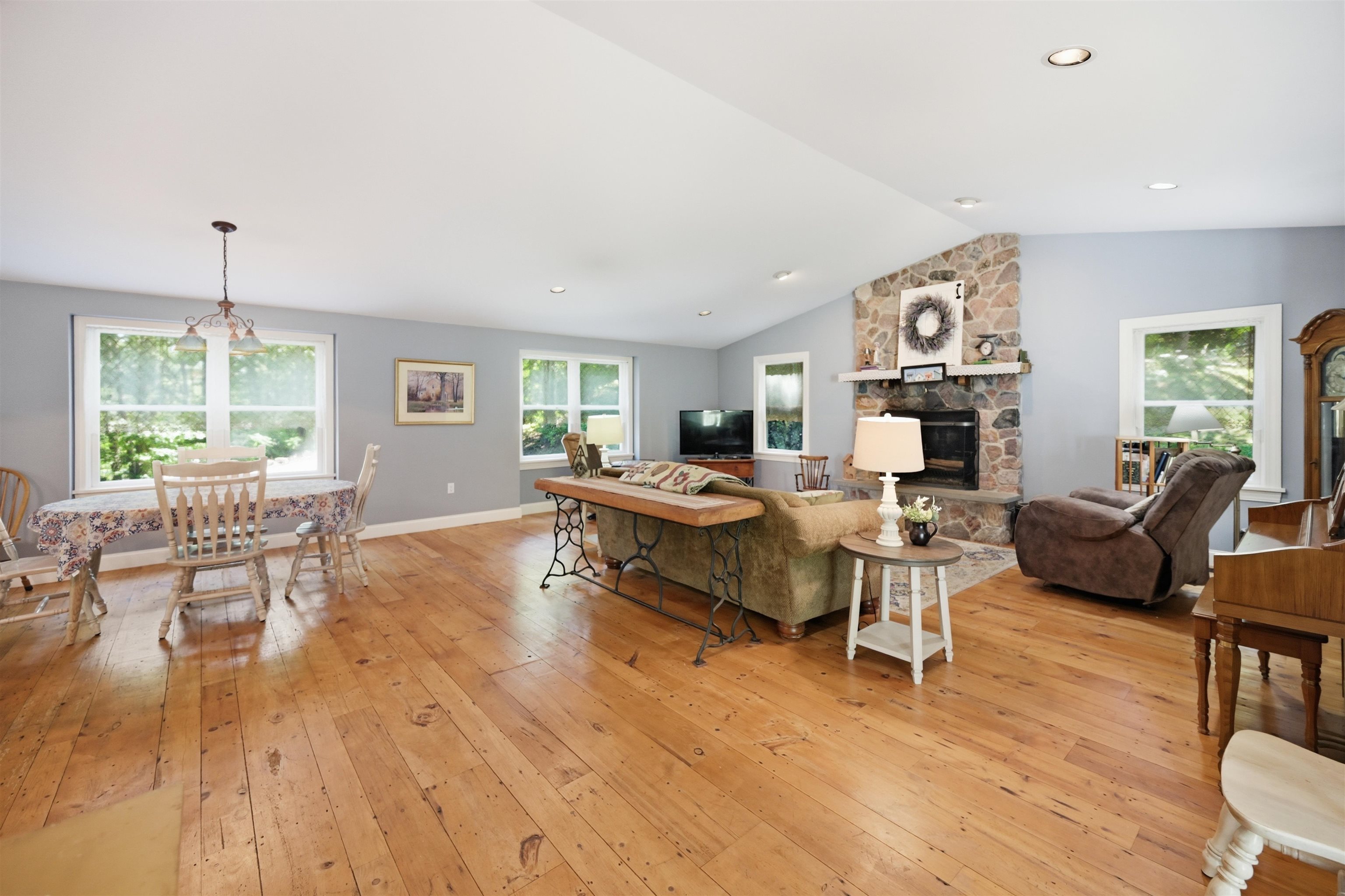 89 North Rd, Sandown, NH 03873