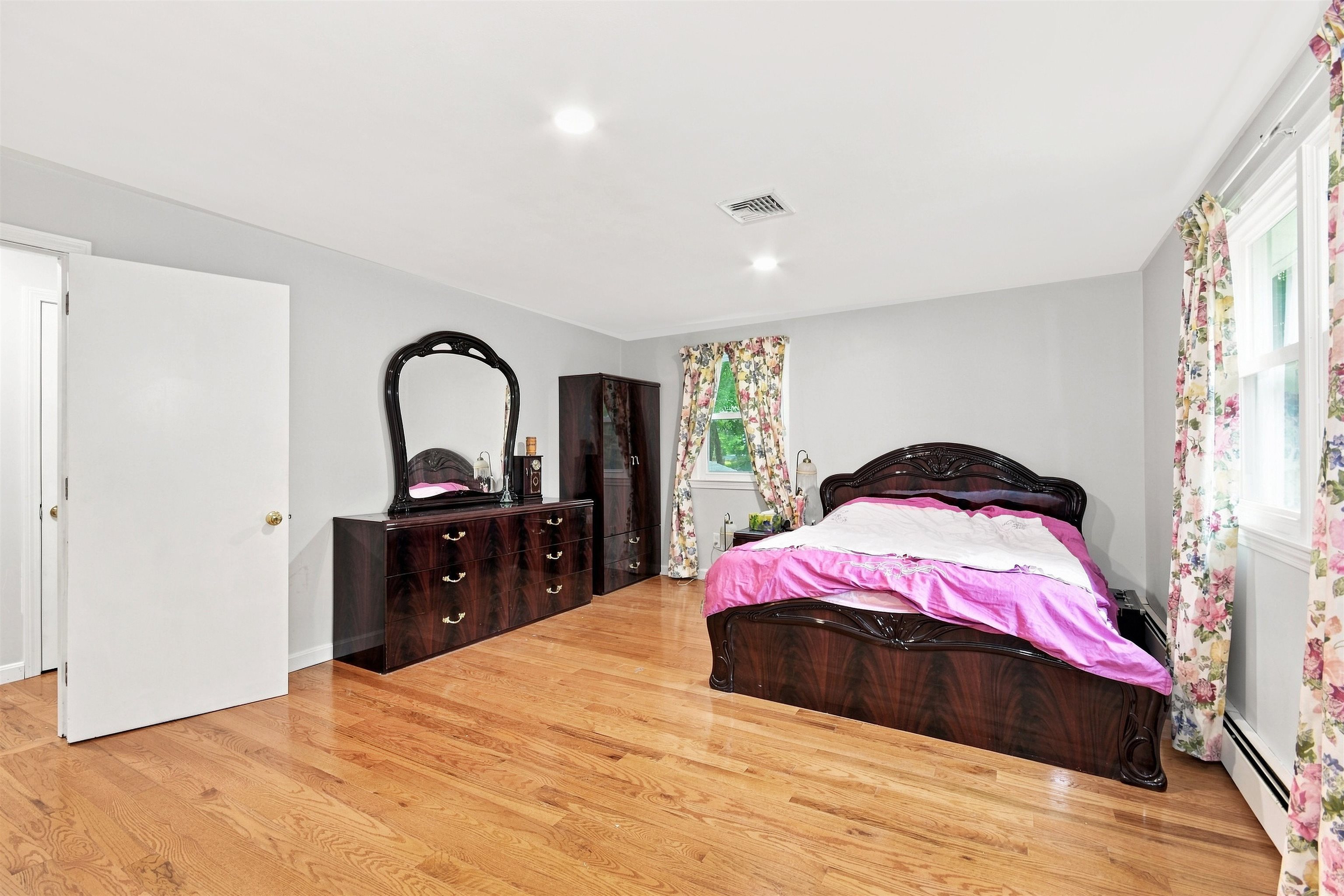 97 Rockingham Rd, Londonderry, NH 03053