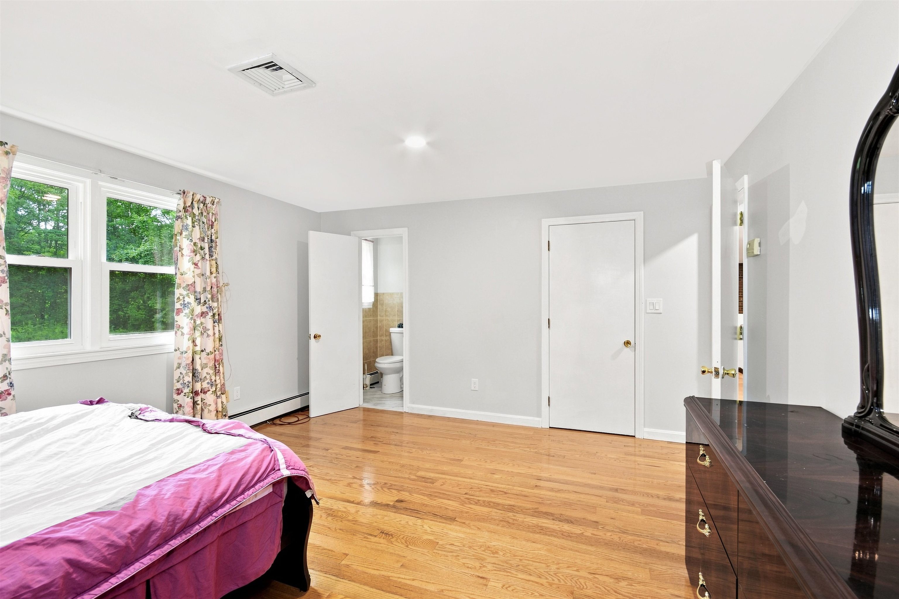 97 Rockingham Rd, Londonderry, NH 03053