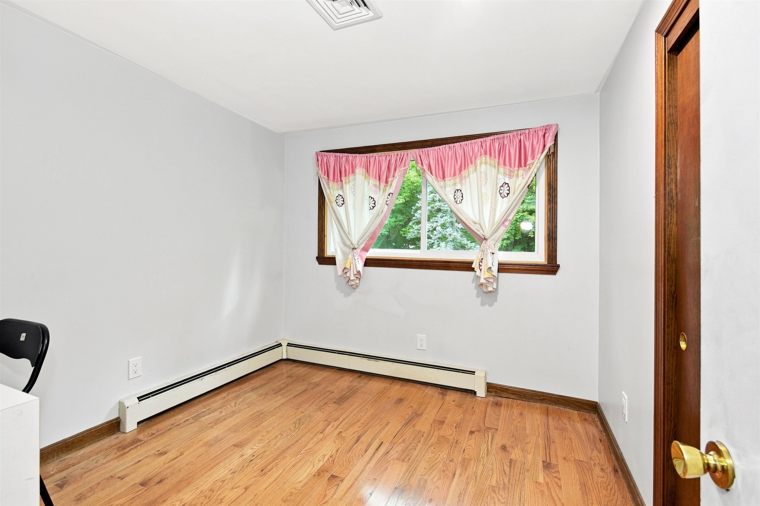 97 Rockingham Rd, Londonderry, NH 03053