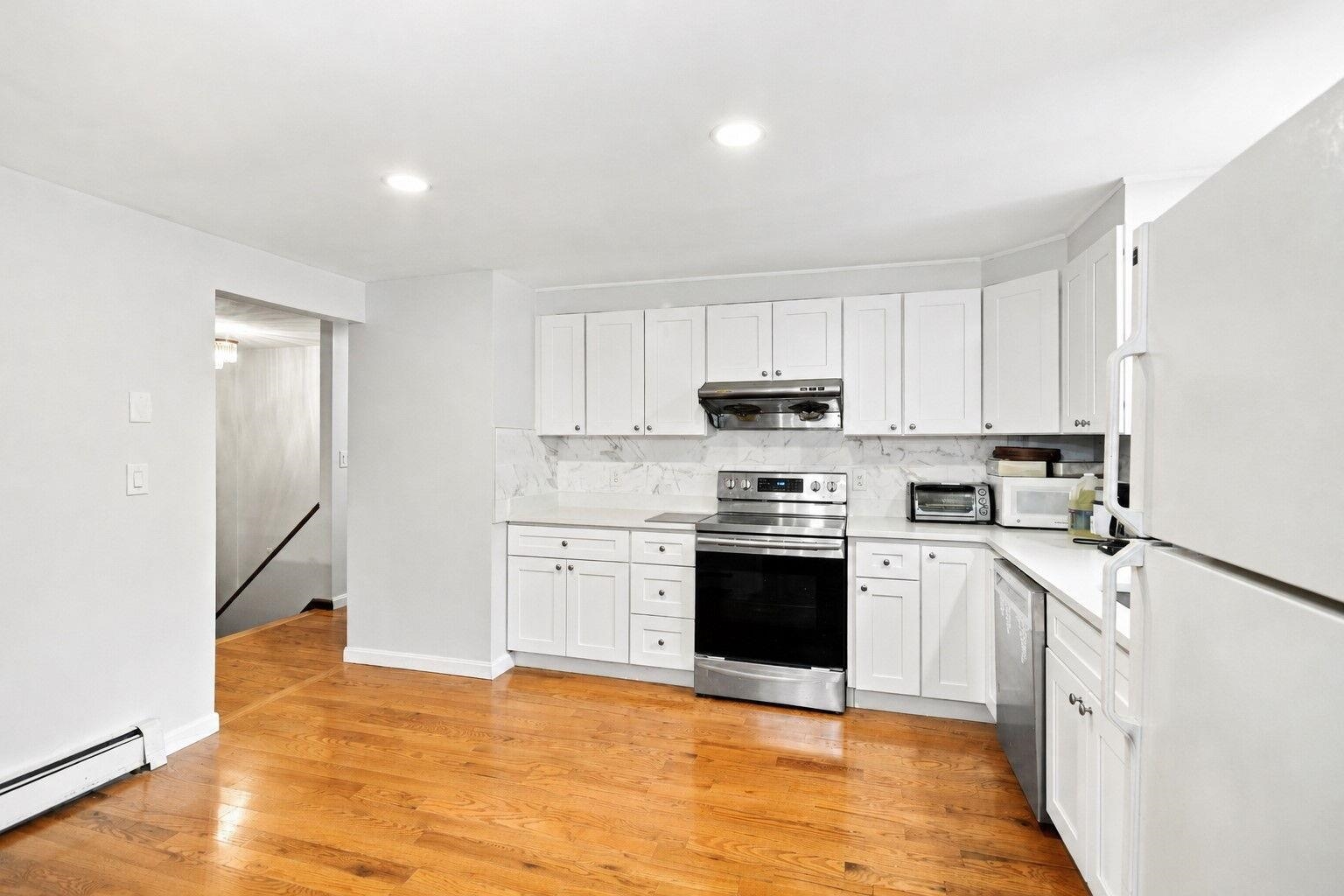 97 Rockingham Rd, Londonderry, NH 03053