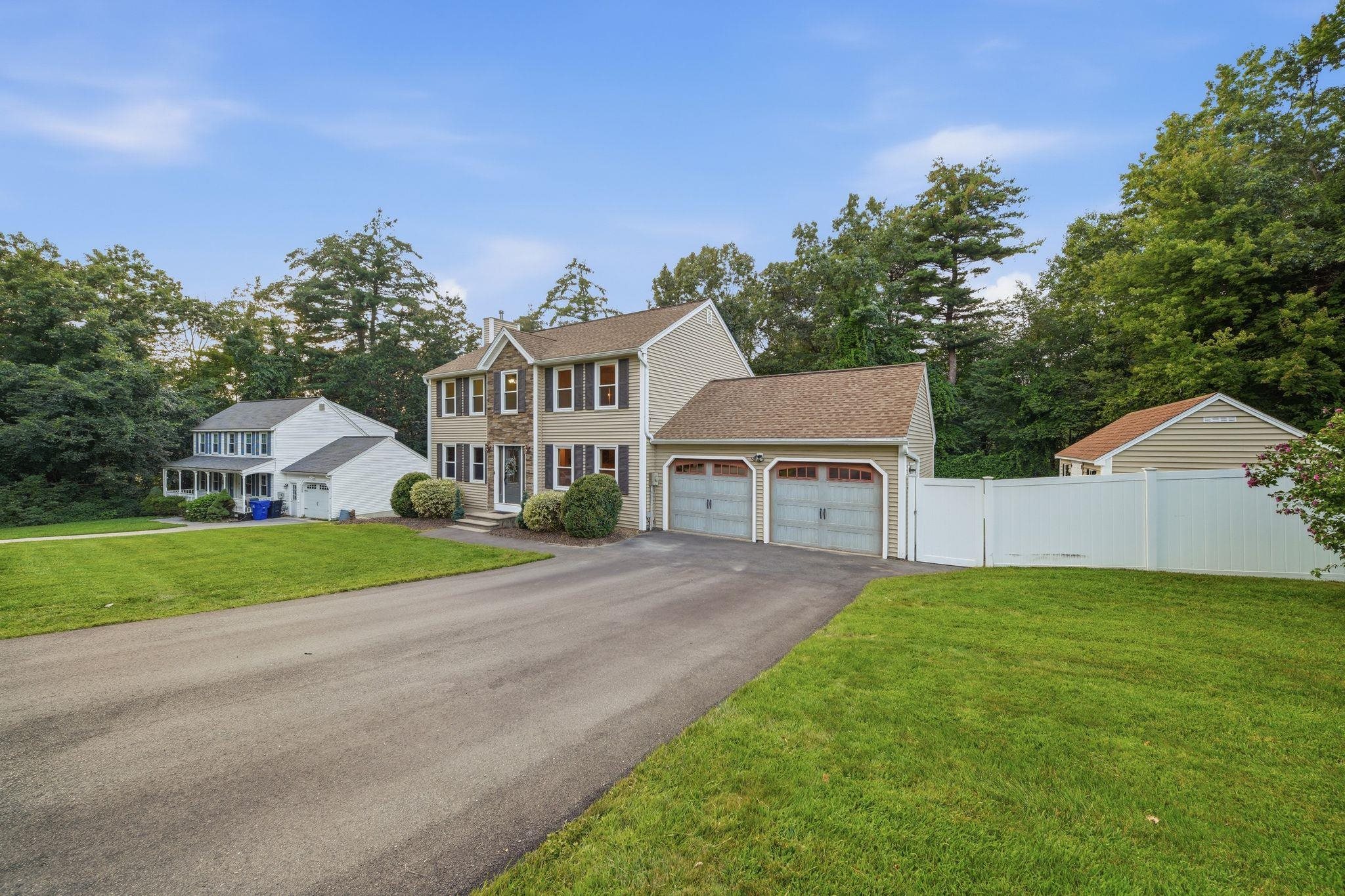 25 St Anthony Dr, Hudson, NH 03051