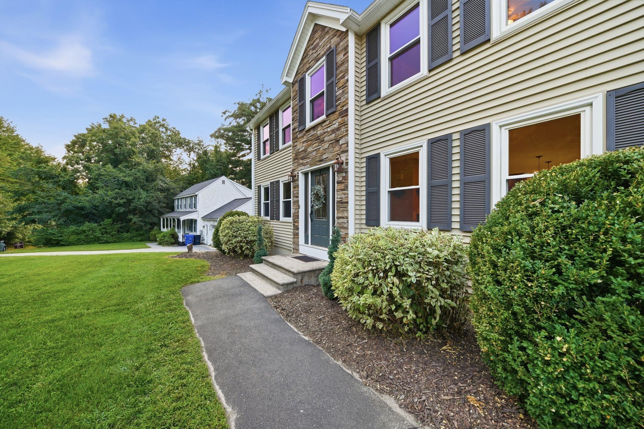 25 St Anthony Dr, Hudson, NH 03051