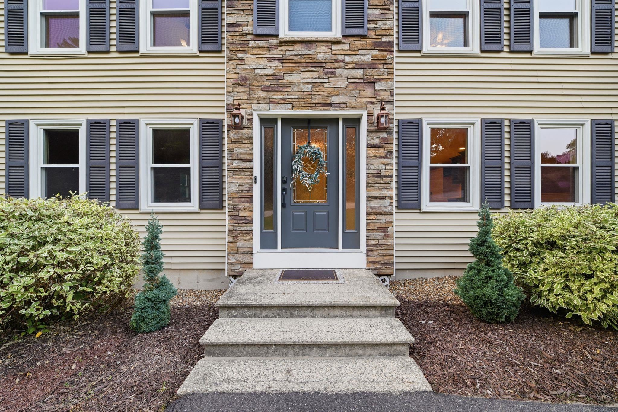 25 St Anthony Dr, Hudson, NH 03051