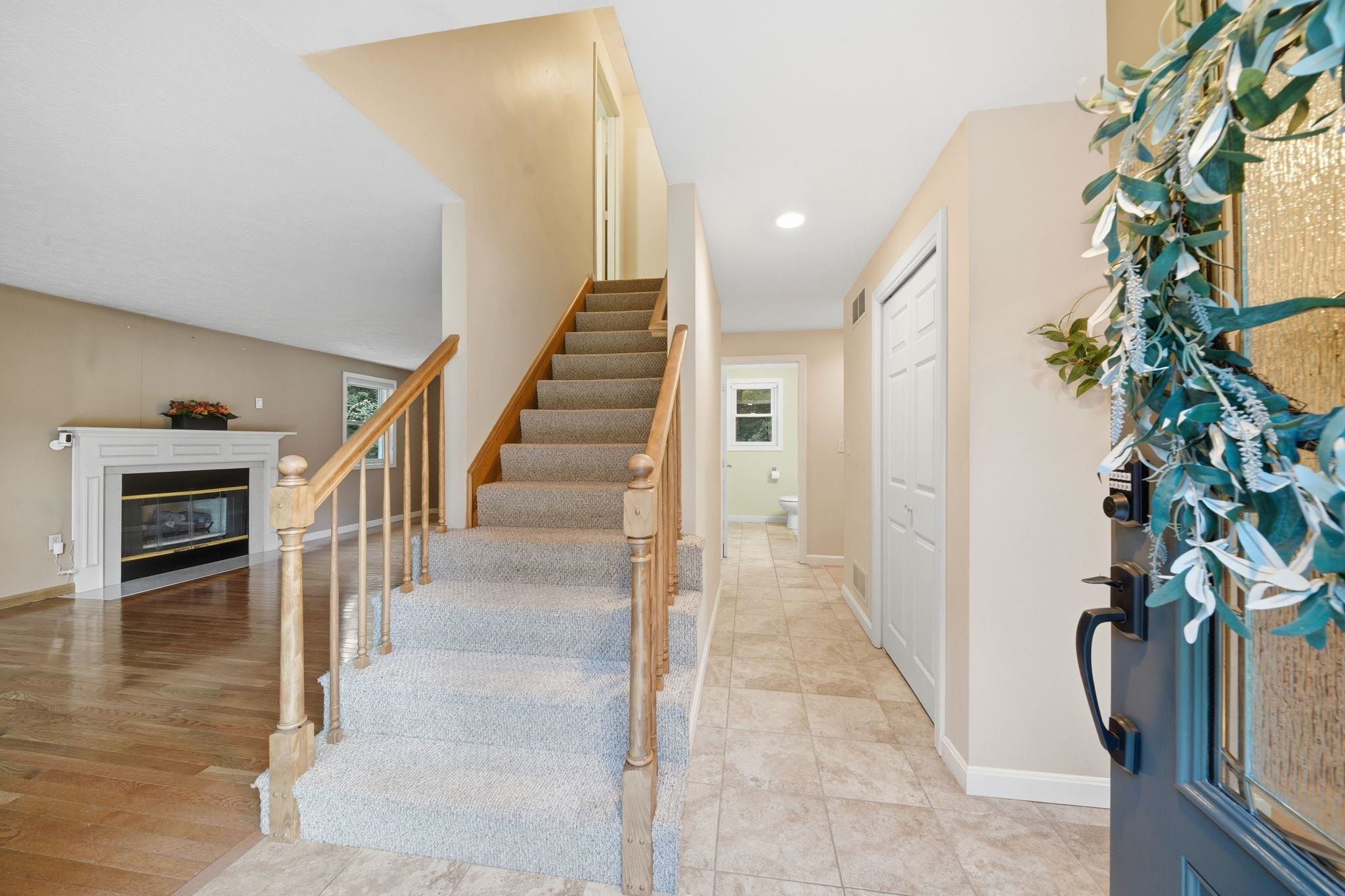 25 St Anthony Dr, Hudson, NH 03051