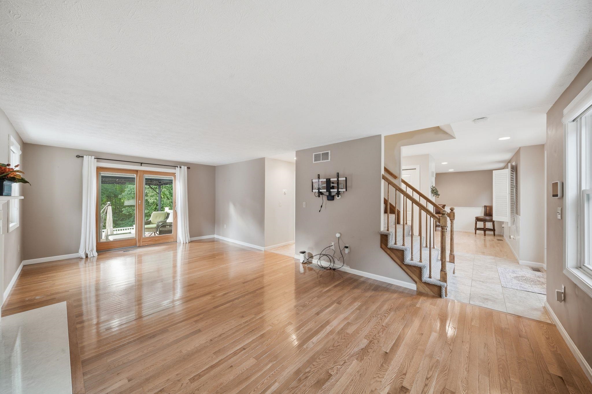 25 St Anthony Dr, Hudson, NH 03051