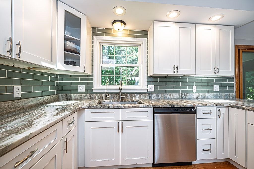 4 Brewster St, Merrimack, NH 03054