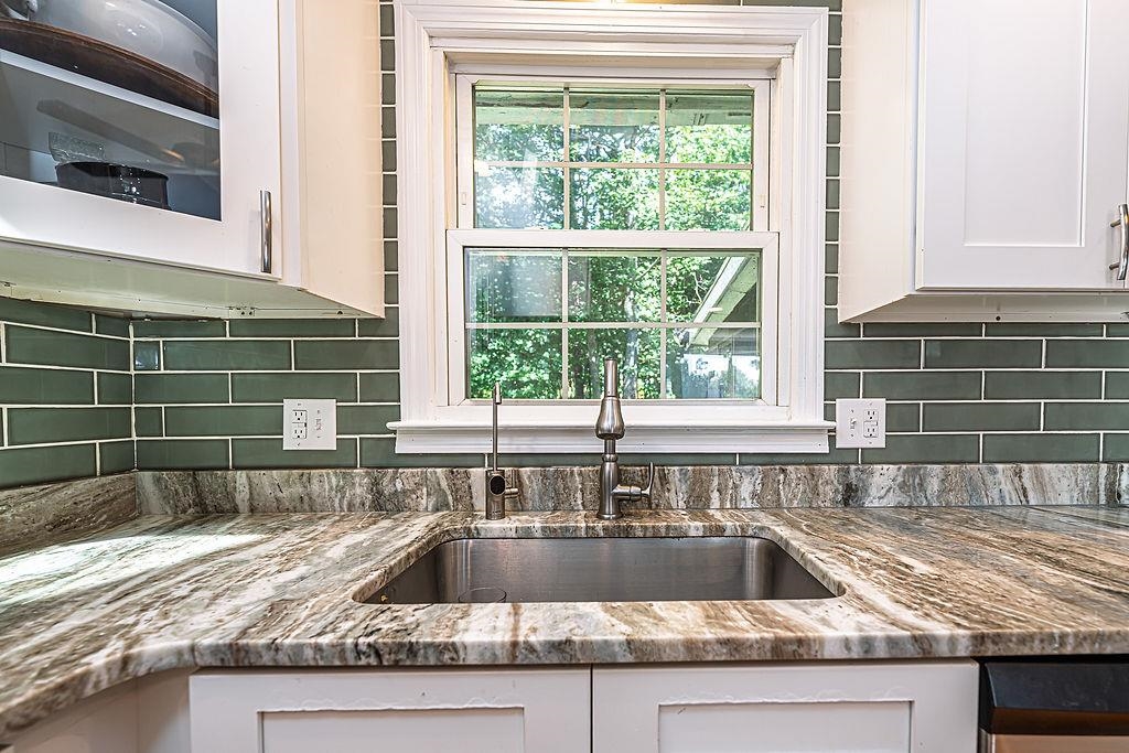 4 Brewster St, Merrimack, NH 03054