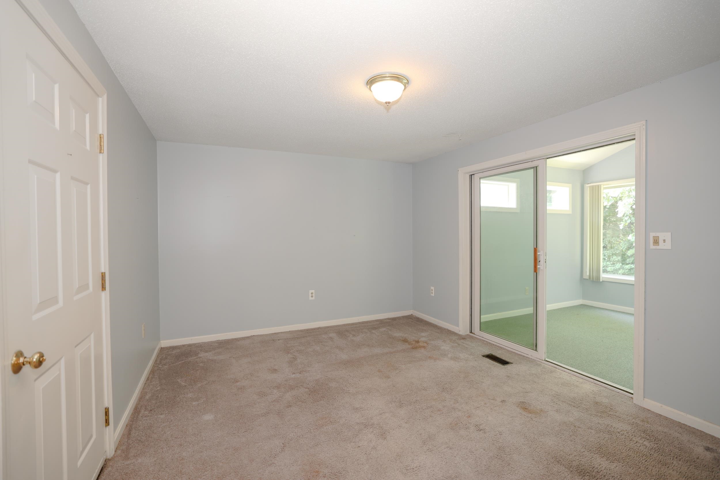 7 Rainbow Dr, Londonderry, NH 03053