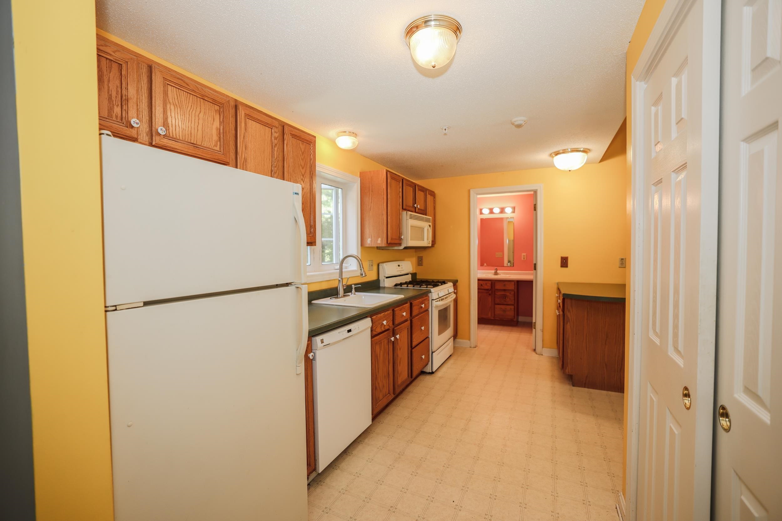 7 Rainbow Dr, Londonderry, NH 03053