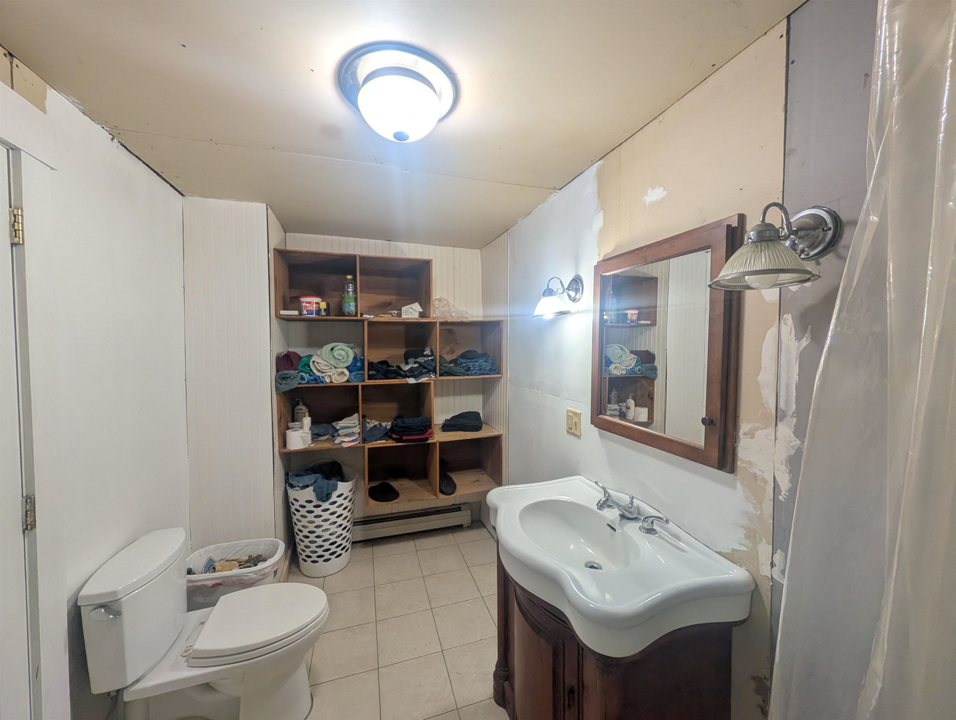 Full Bath w/Lg storage area 26084340