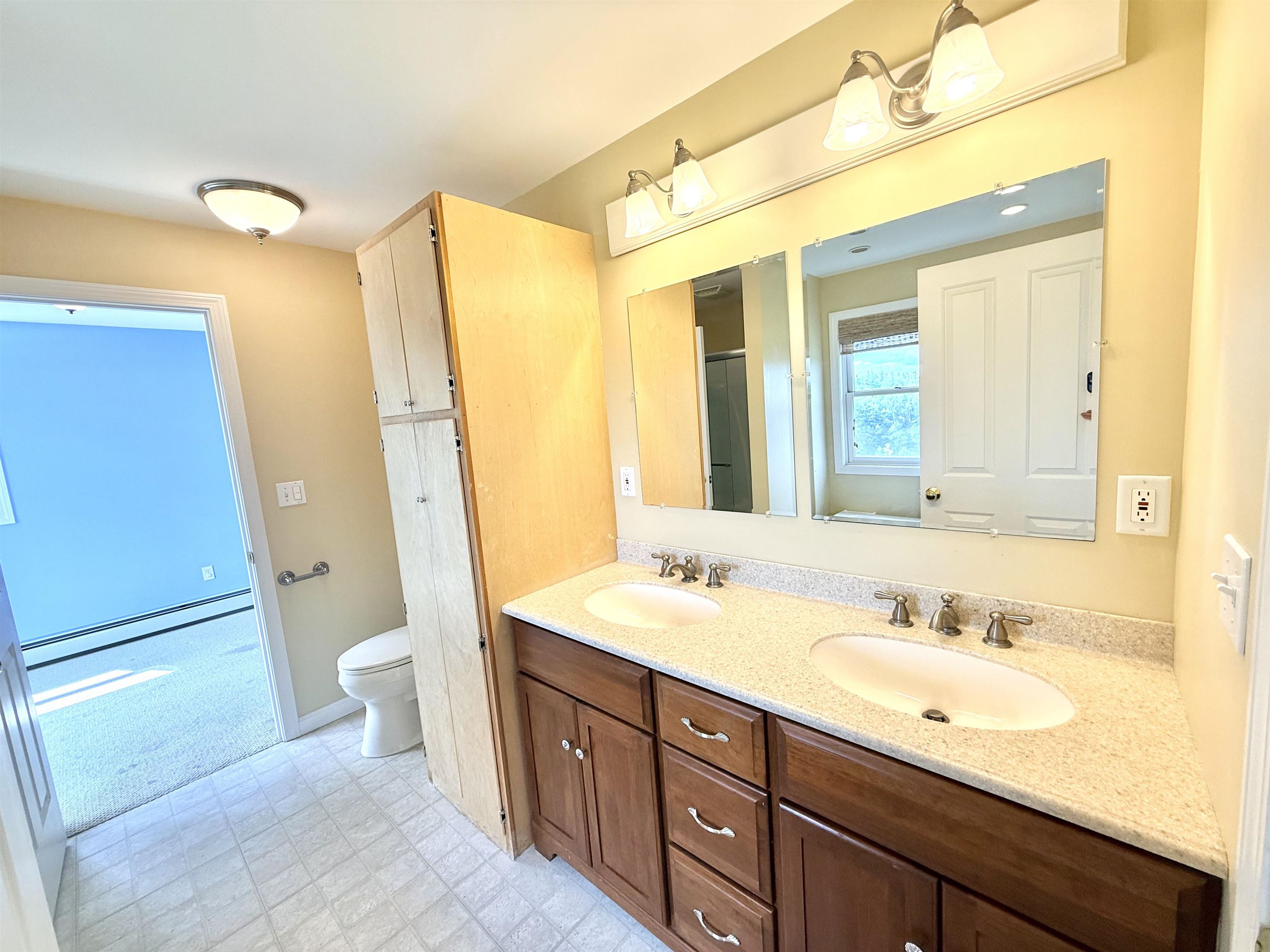 Upper Level Full Bath